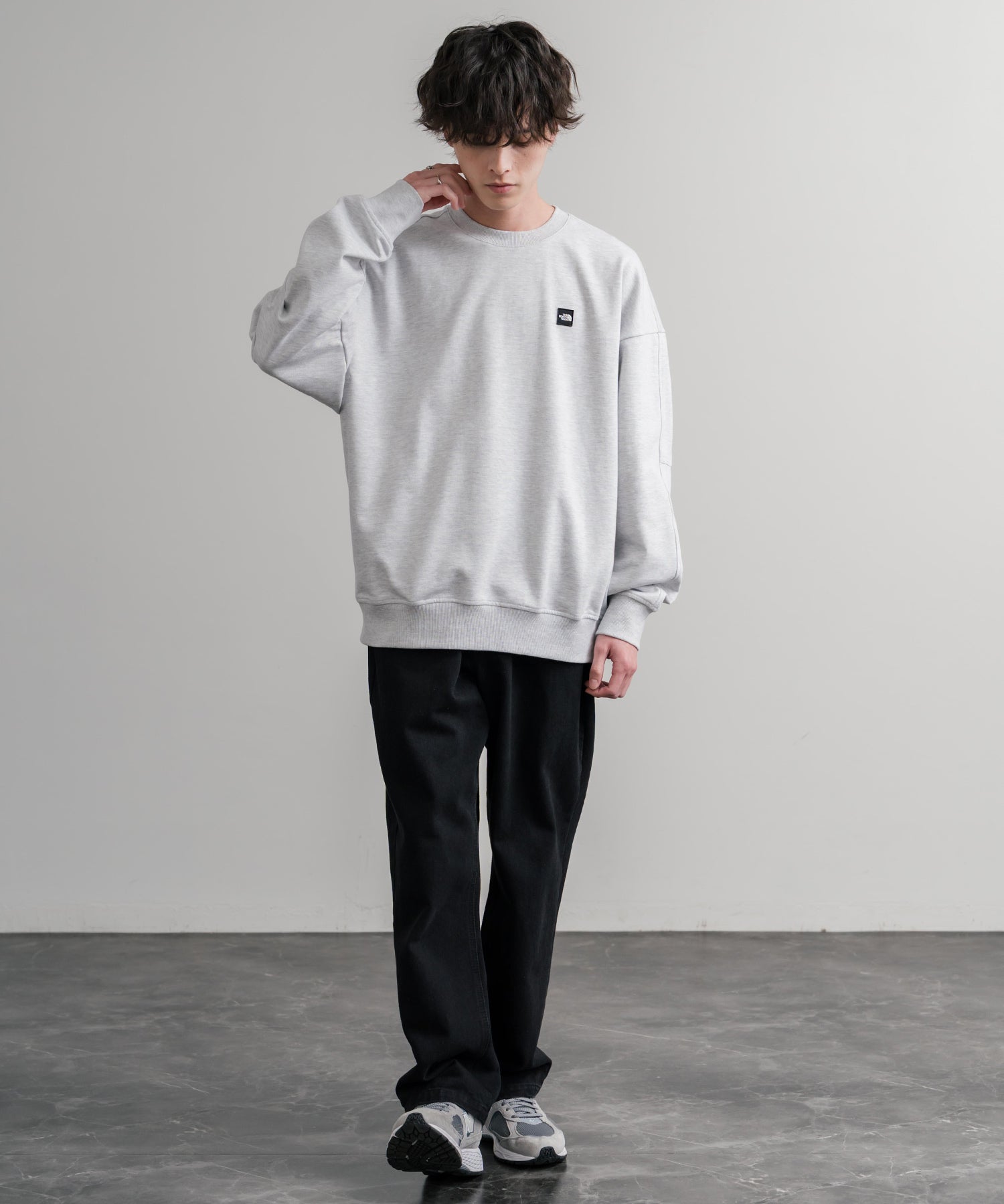 新色追加 日本未展開モデル WHITE LABEL THE NORTH FACE ESSENTIAL SWEATSHIRTS ルーズフィットワンポイントロゴスウェットトレーナー 15459