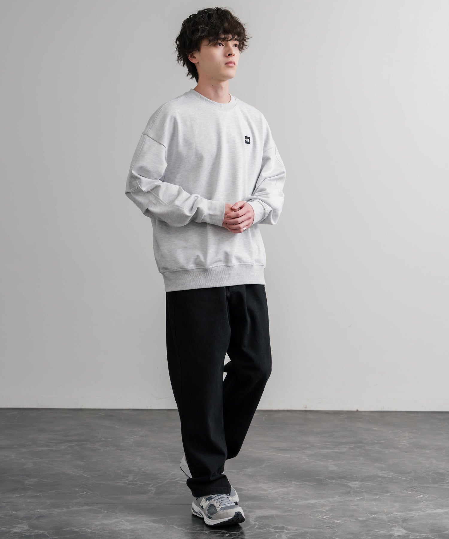 新色追加 日本未展開モデル WHITE LABEL THE NORTH FACE ESSENTIAL SWEATSHIRTS ルーズフィットワンポイントロゴスウェットトレーナー 15459