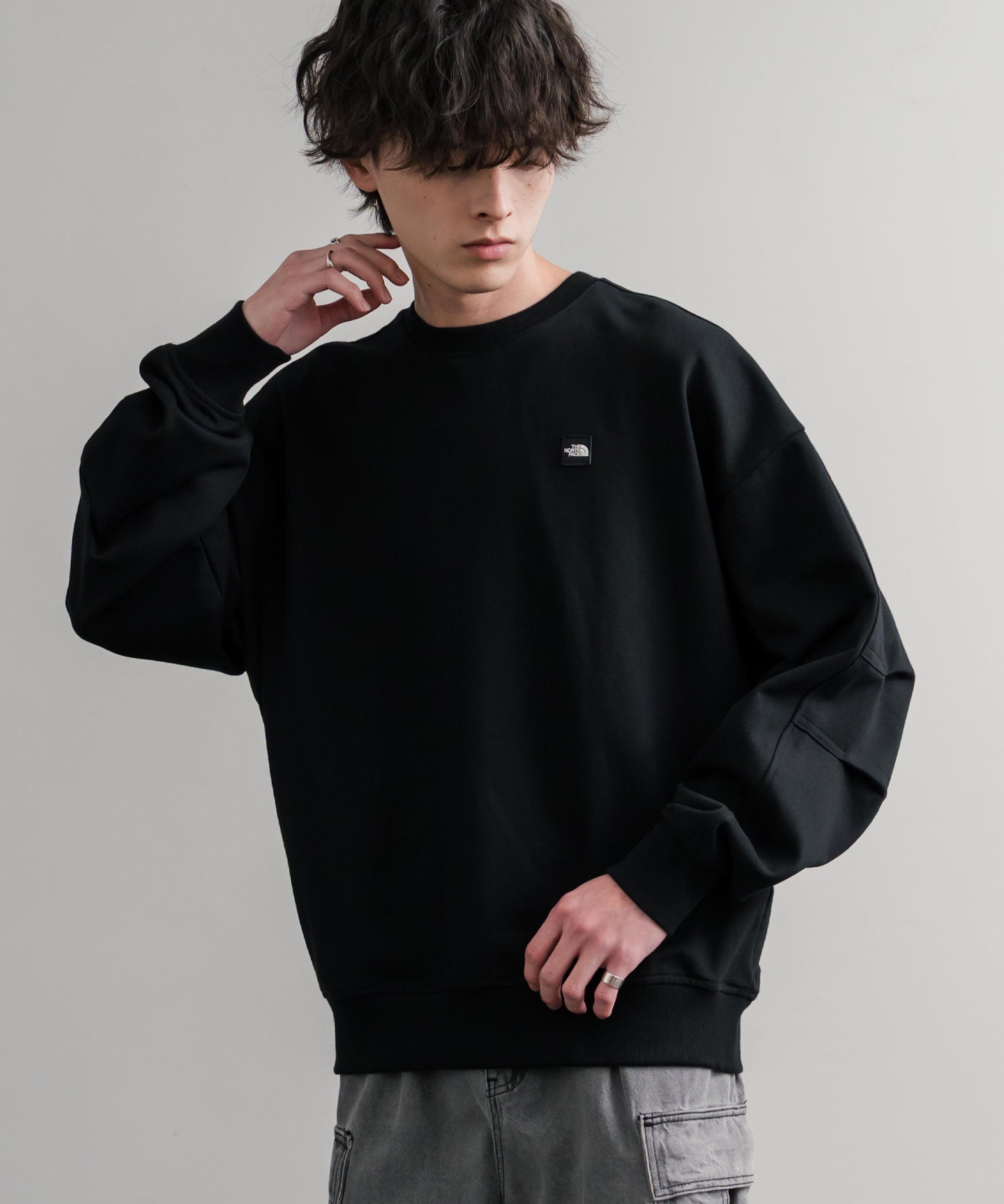 新色追加 日本未展開モデル WHITE LABEL THE NORTH FACE ESSENTIAL SWEATSHIRTS ルーズフィットワンポイントロゴスウェットトレーナー 15459