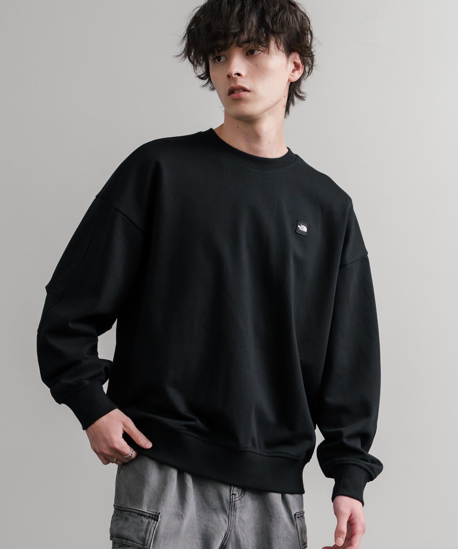 新色追加 日本未展開モデル WHITE LABEL THE NORTH FACE ESSENTIAL SWEATSHIRTS ルーズフィットワンポイントロゴスウェットトレーナー 15459