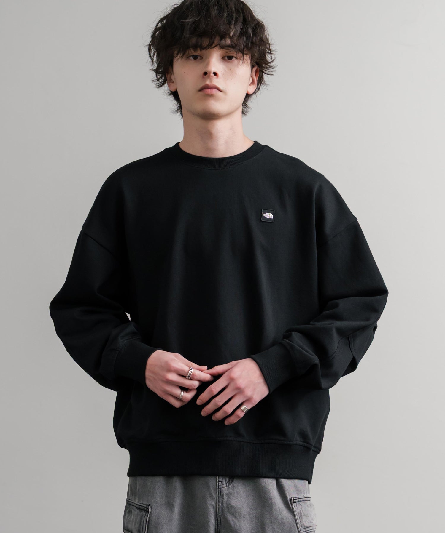 新色追加 日本未展開モデル WHITE LABEL THE NORTH FACE ESSENTIAL SWEATSHIRTS ルーズフィットワンポイントロゴスウェットトレーナー 15459