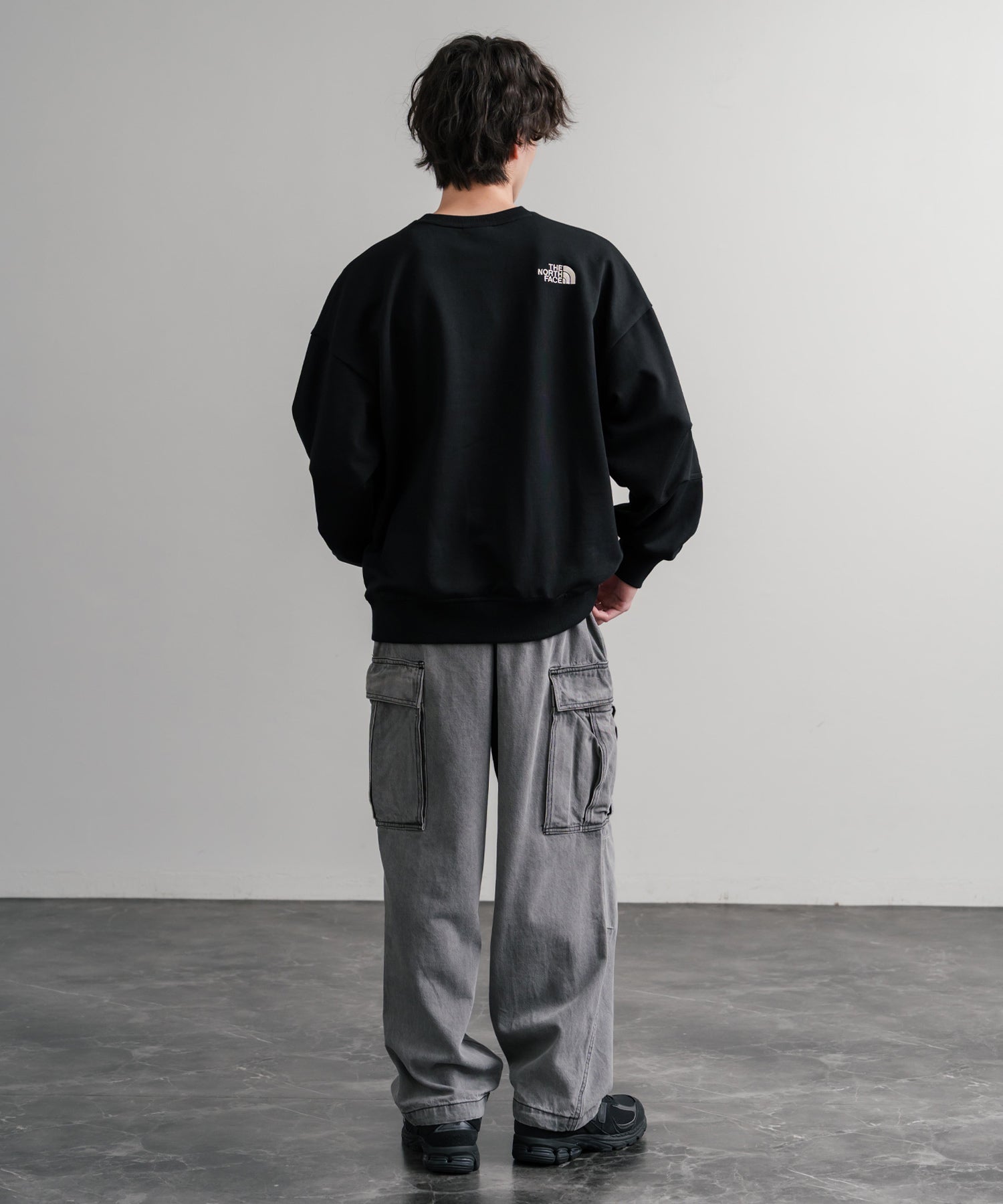 新色追加 日本未展開モデル WHITE LABEL THE NORTH FACE ESSENTIAL SWEATSHIRTS ルーズフィットワンポイントロゴスウェットトレーナー 15459