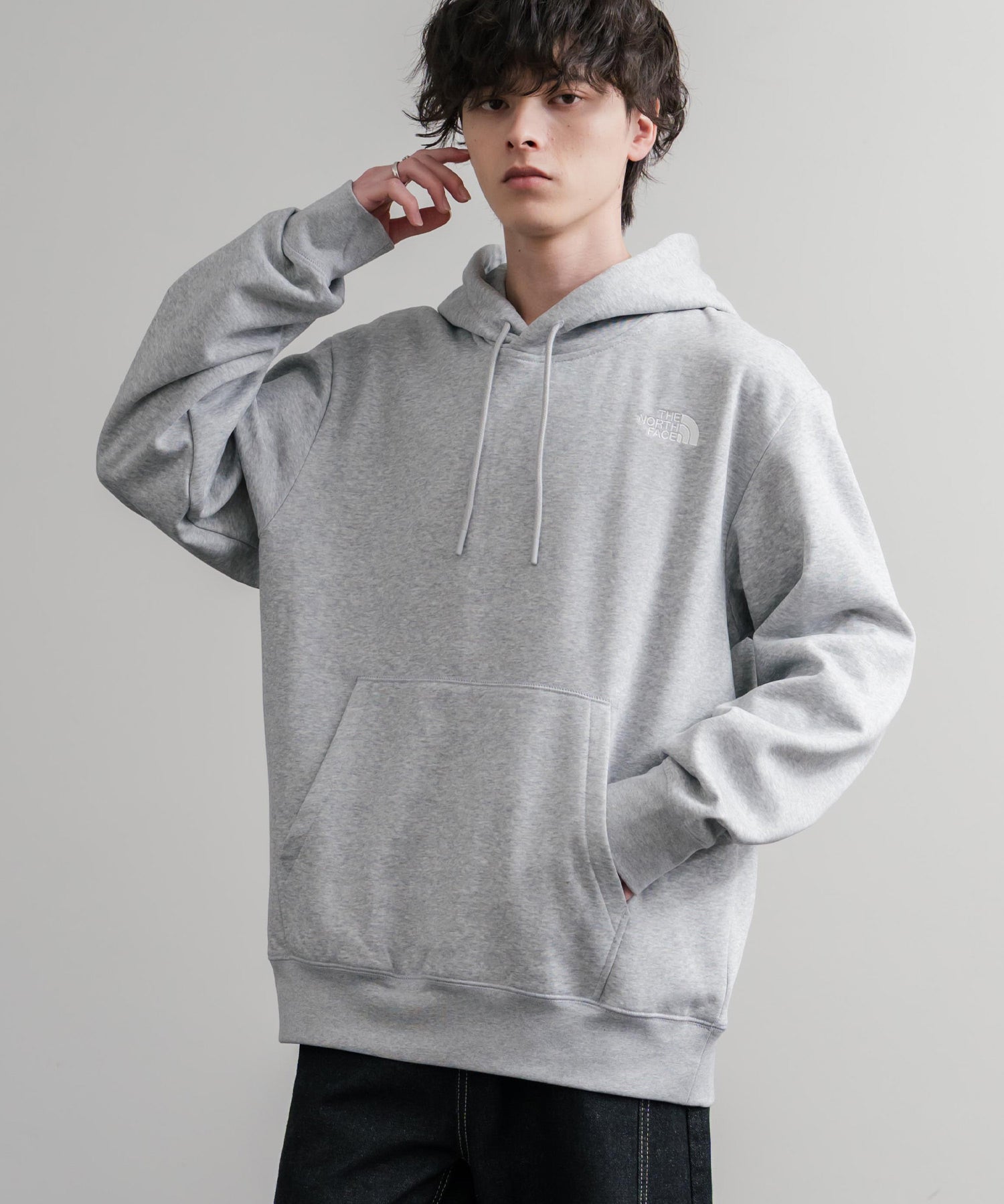 THE NORTH FACE ザ・ノースフェイス ESSENTIAL RELAXED HOODIE/裏起毛ワンポイントロゴ刺繍プルオーバーパーカー 15486