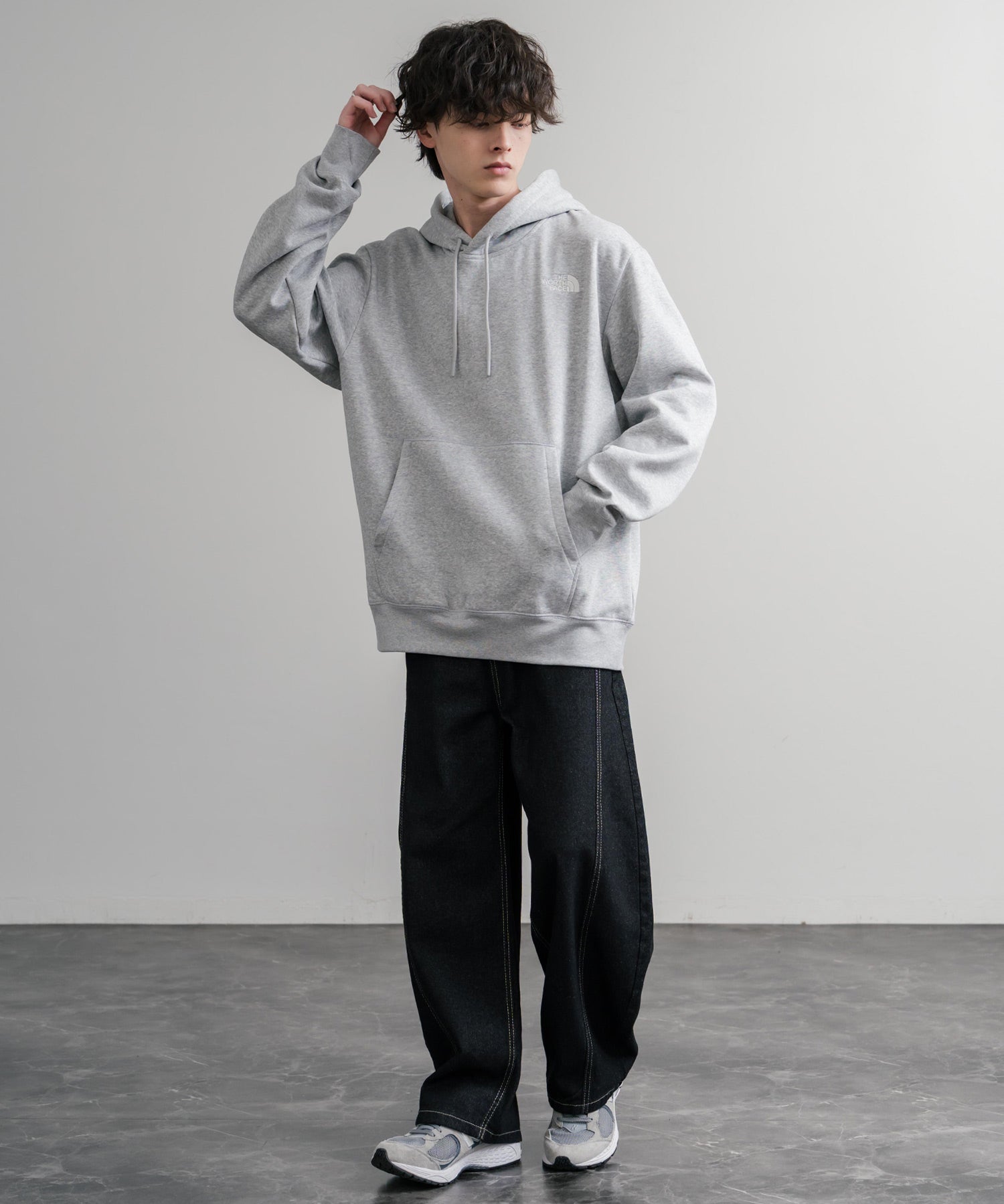THE NORTH FACE ザ・ノースフェイス ESSENTIAL RELAXED HOODIE/裏起毛ワンポイントロゴ刺繍プルオーバーパーカー 15486
