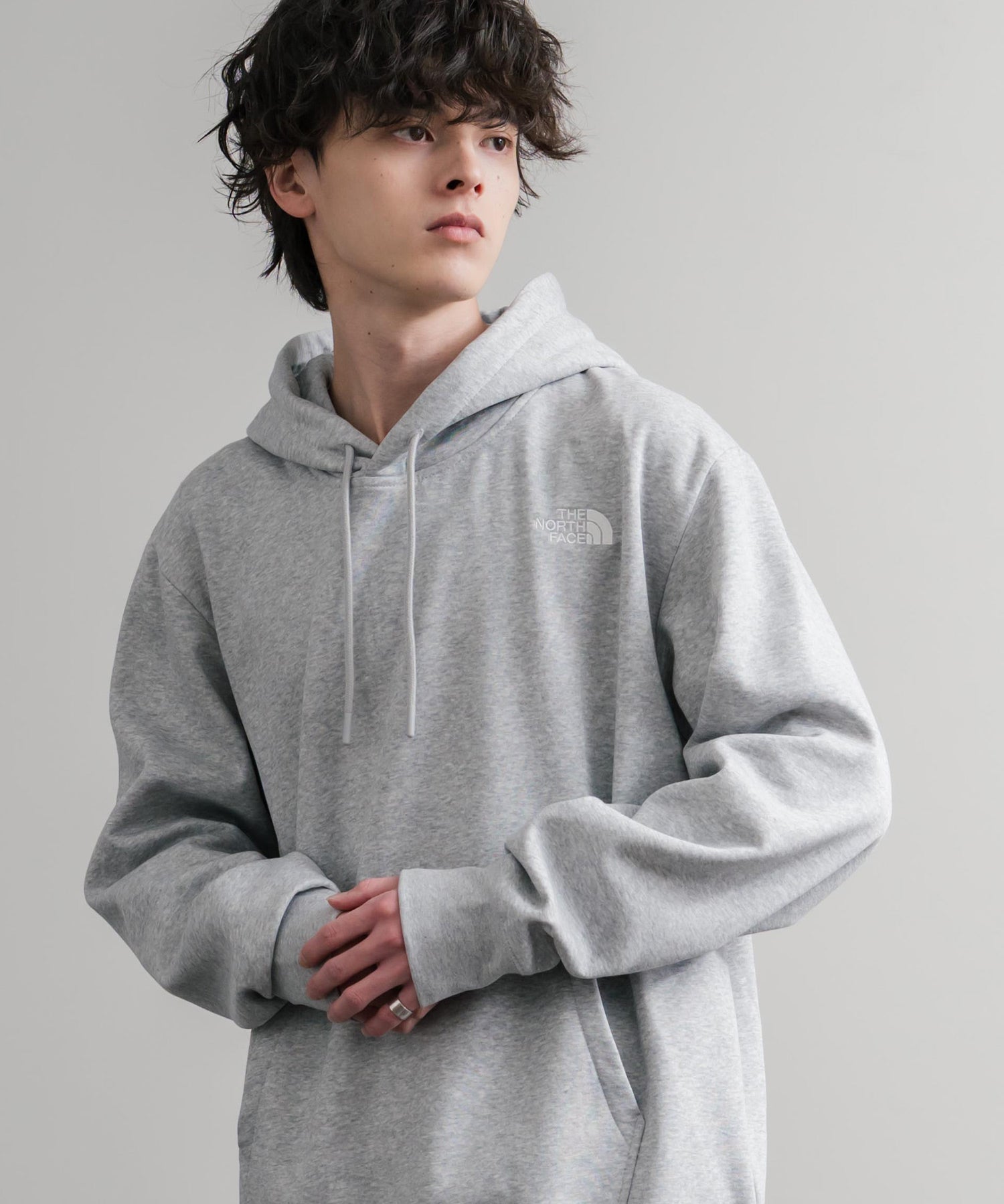 THE NORTH FACE ザ・ノースフェイス ESSENTIAL RELAXED HOODIE/裏起毛ワンポイントロゴ刺繍プルオーバーパーカー 15486