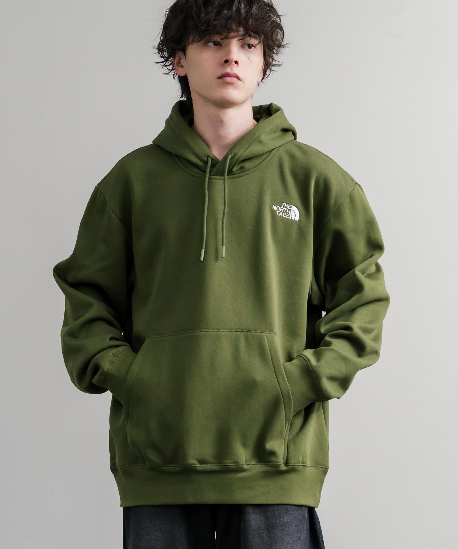 THE NORTH FACE ザ・ノースフェイス ESSENTIAL RELAXED HOODIE/裏起毛ワンポイントロゴ刺繍プルオーバーパーカー 15486