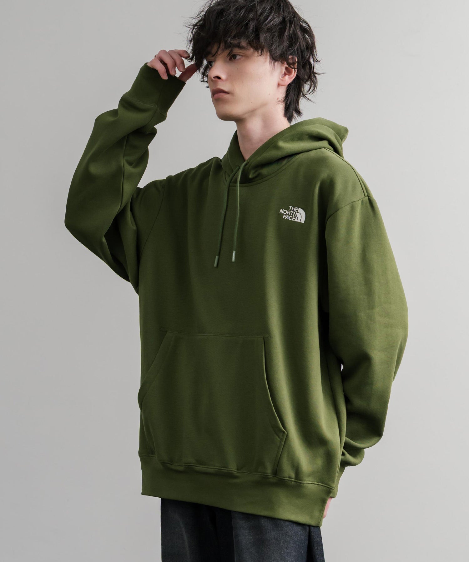 THE NORTH FACE ザ・ノースフェイス ESSENTIAL RELAXED HOODIE/裏起毛ワンポイントロゴ刺繍プルオーバーパーカー 15486
