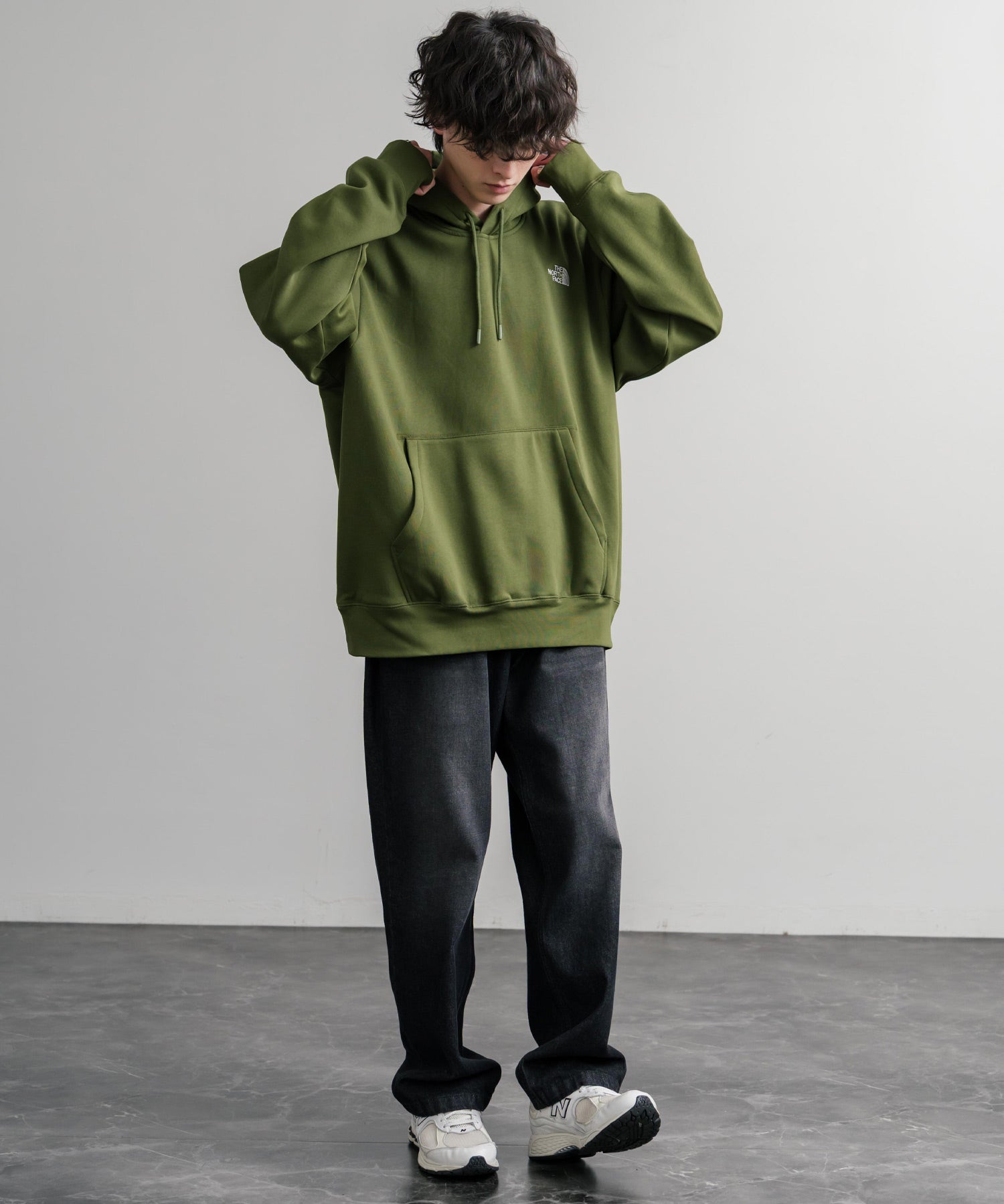 THE NORTH FACE ザ・ノースフェイス ESSENTIAL RELAXED HOODIE/裏起毛ワンポイントロゴ刺繍プルオーバーパーカー 15486