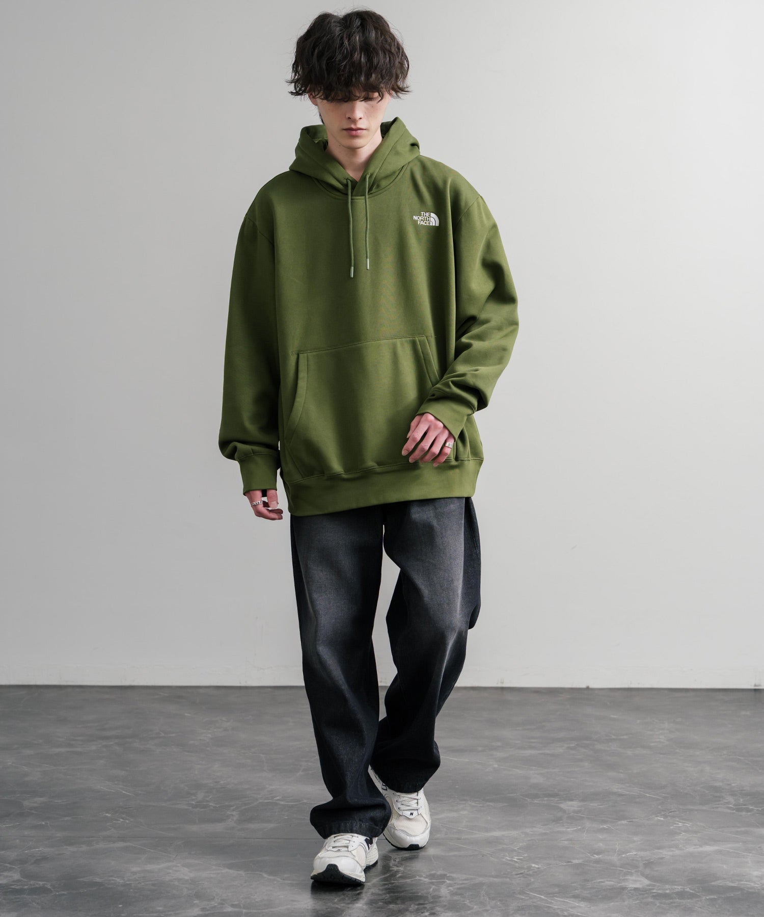 THE NORTH FACE ザ・ノースフェイス ESSENTIAL RELAXED HOODIE/裏起毛ワンポイントロゴ刺繍プルオーバーパーカー 15486