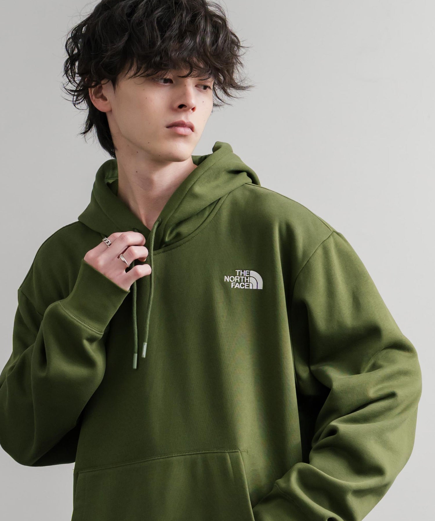 THE NORTH FACE ザ・ノースフェイス ESSENTIAL RELAXED HOODIE/裏起毛ワンポイントロゴ刺繍プルオーバーパーカー 15486