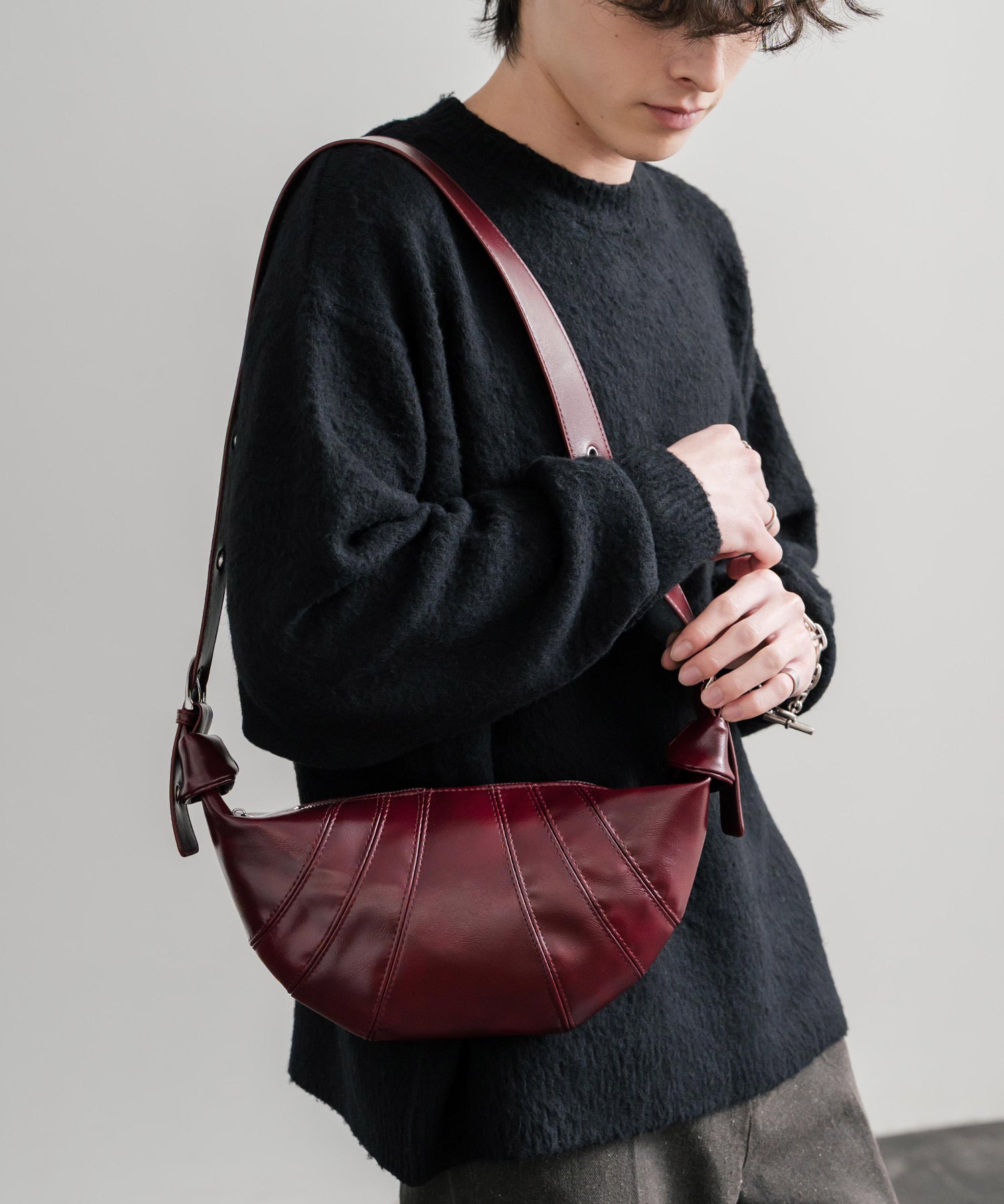 PUレザー クロワッサン型ショルダーバッグ/ボディバッグ 15510