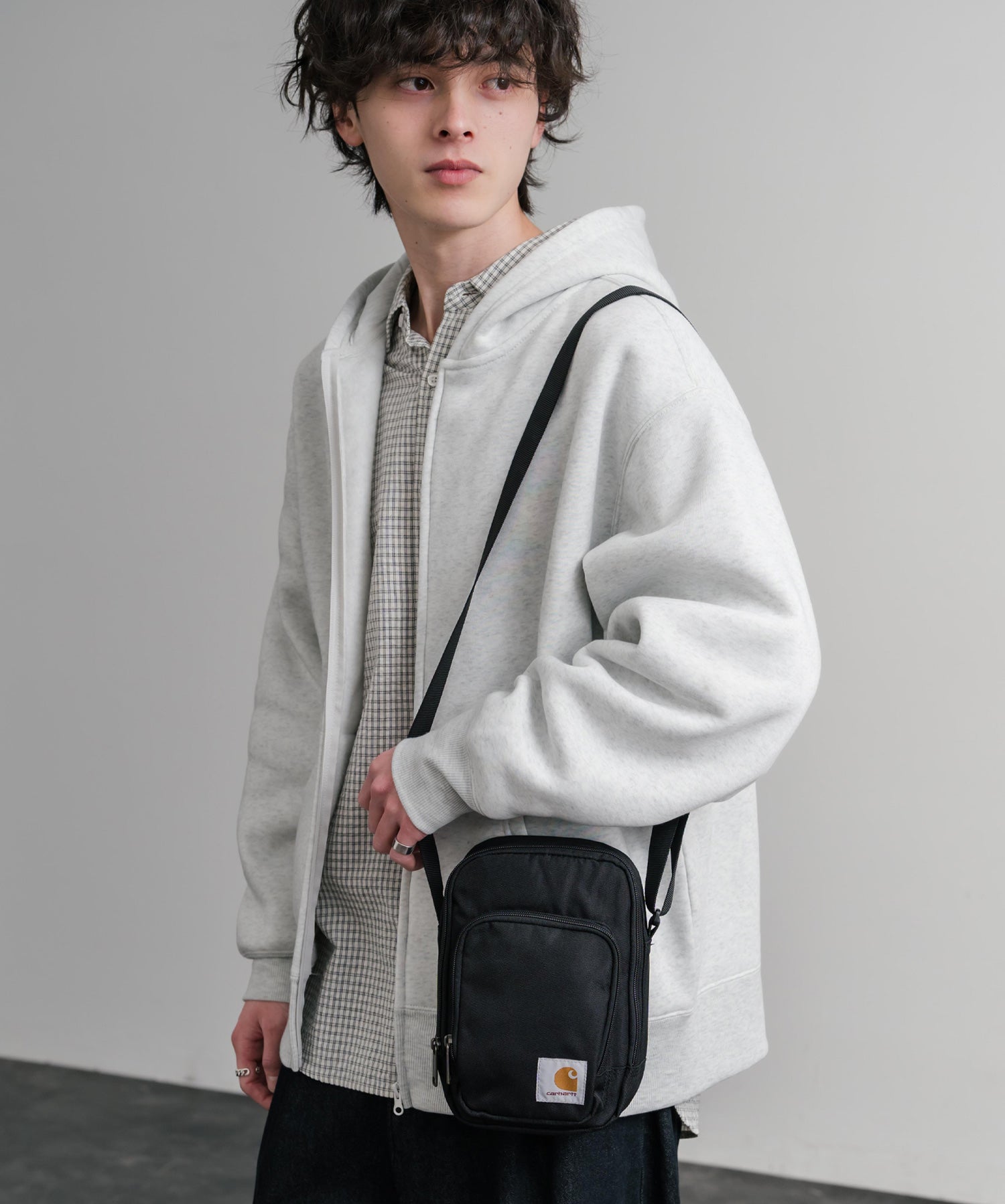 Carhartt カーハート Crossbody Zip Bag 縦型クロスボディバッグ/ワンポイントロゴ斜め掛けショルダーバッグ 15535