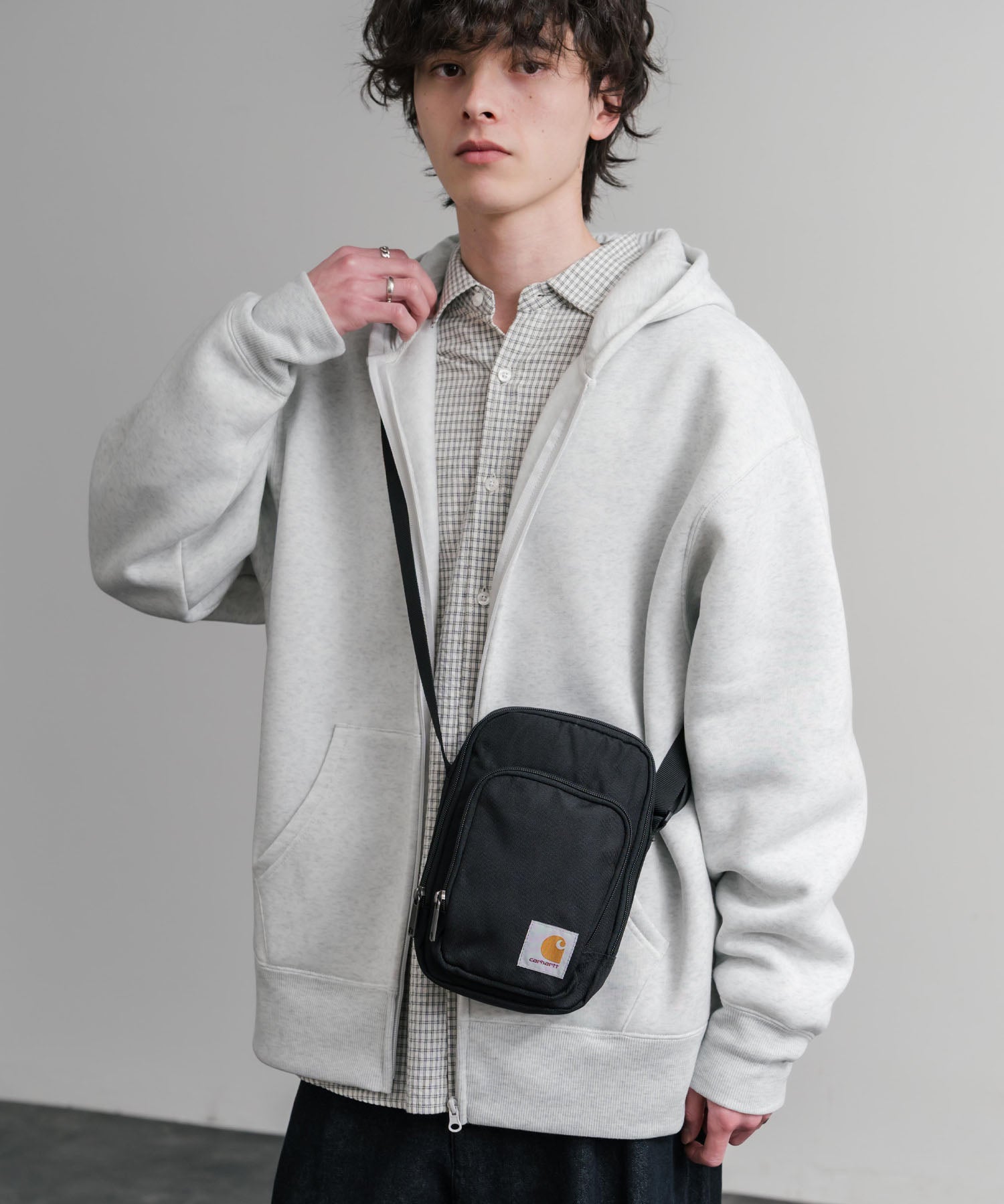 Carhartt カーハート Crossbody Zip Bag 縦型クロスボディバッグ/ワンポイントロゴ斜め掛けショルダーバッグ 15535