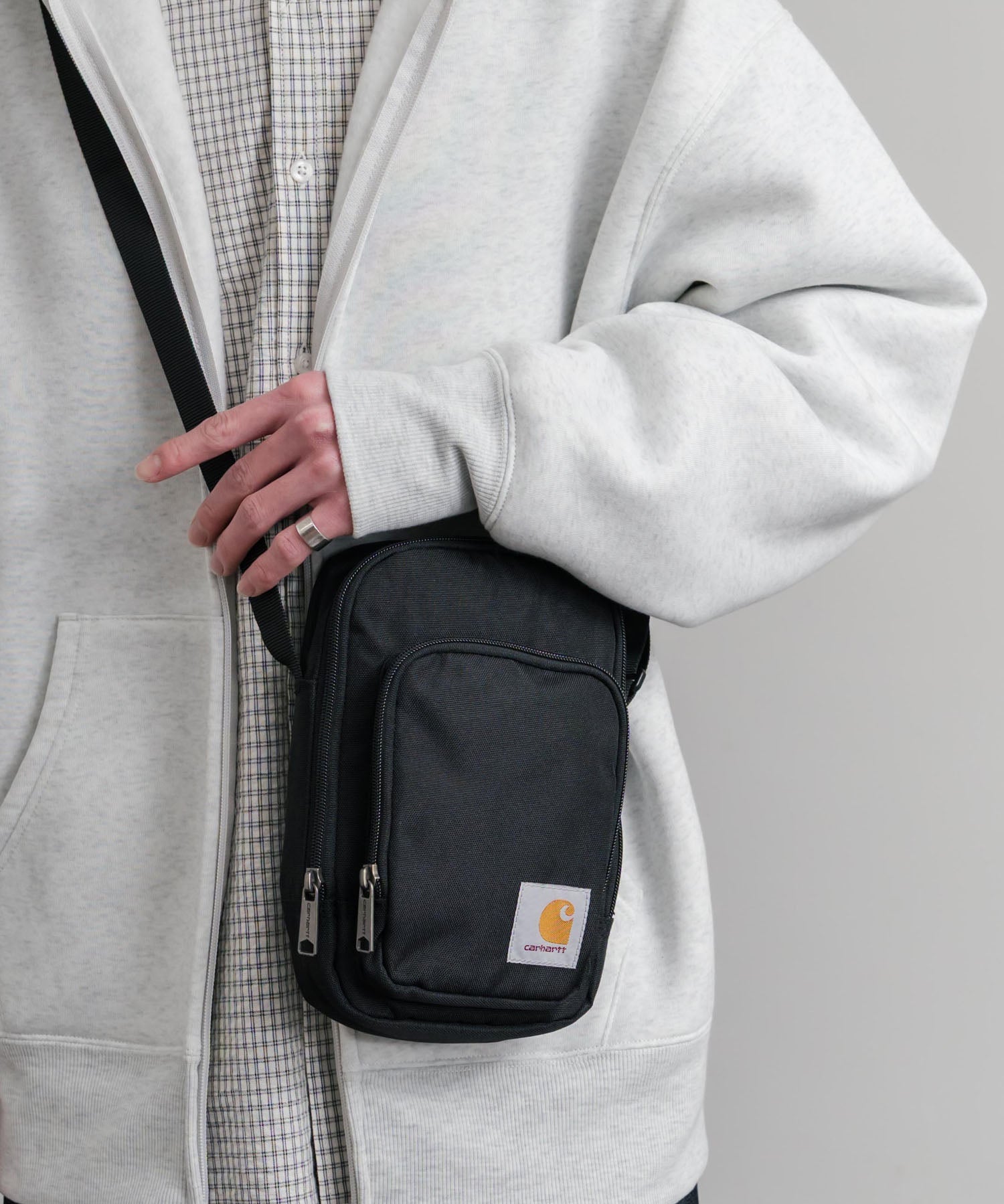 Carhartt カーハート Crossbody Zip Bag 縦型クロスボディバッグ/ワンポイントロゴ斜め掛けショルダーバッグ 15535