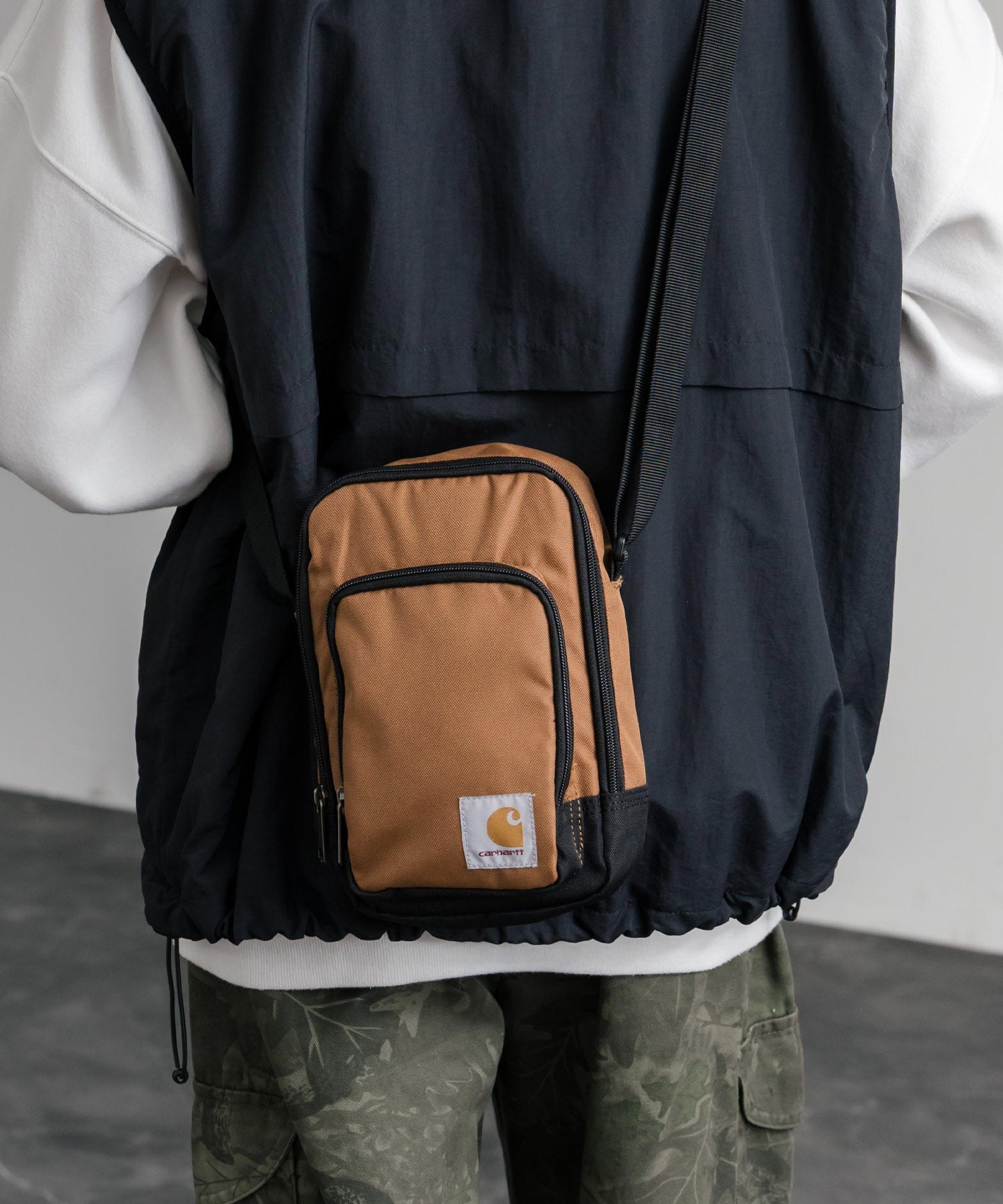 Carhartt カーハート Crossbody Zip Bag 縦型クロスボディバッグ/ワン
