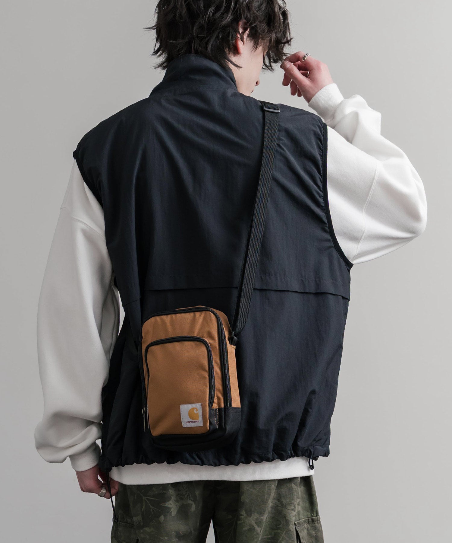 Carhartt カーハート Crossbody Zip Bag 縦型クロスボディバッグ/ワンポイントロゴ斜め掛けショルダーバッグ 15535