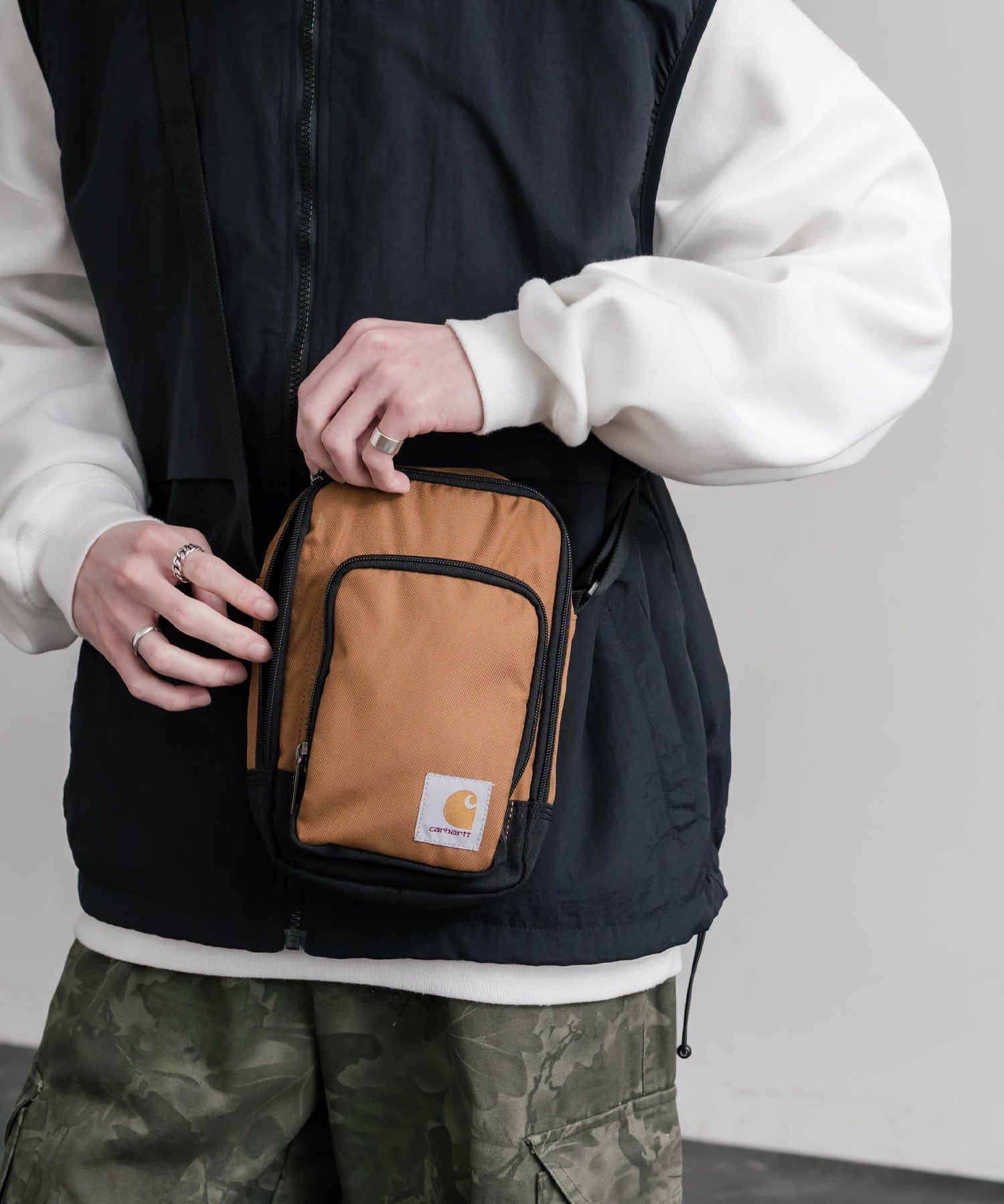 Carhartt カーハート Crossbody Zip Bag 縦型クロスボディバッグ/ワンポイントロゴ斜め掛けショルダーバッグ 15535