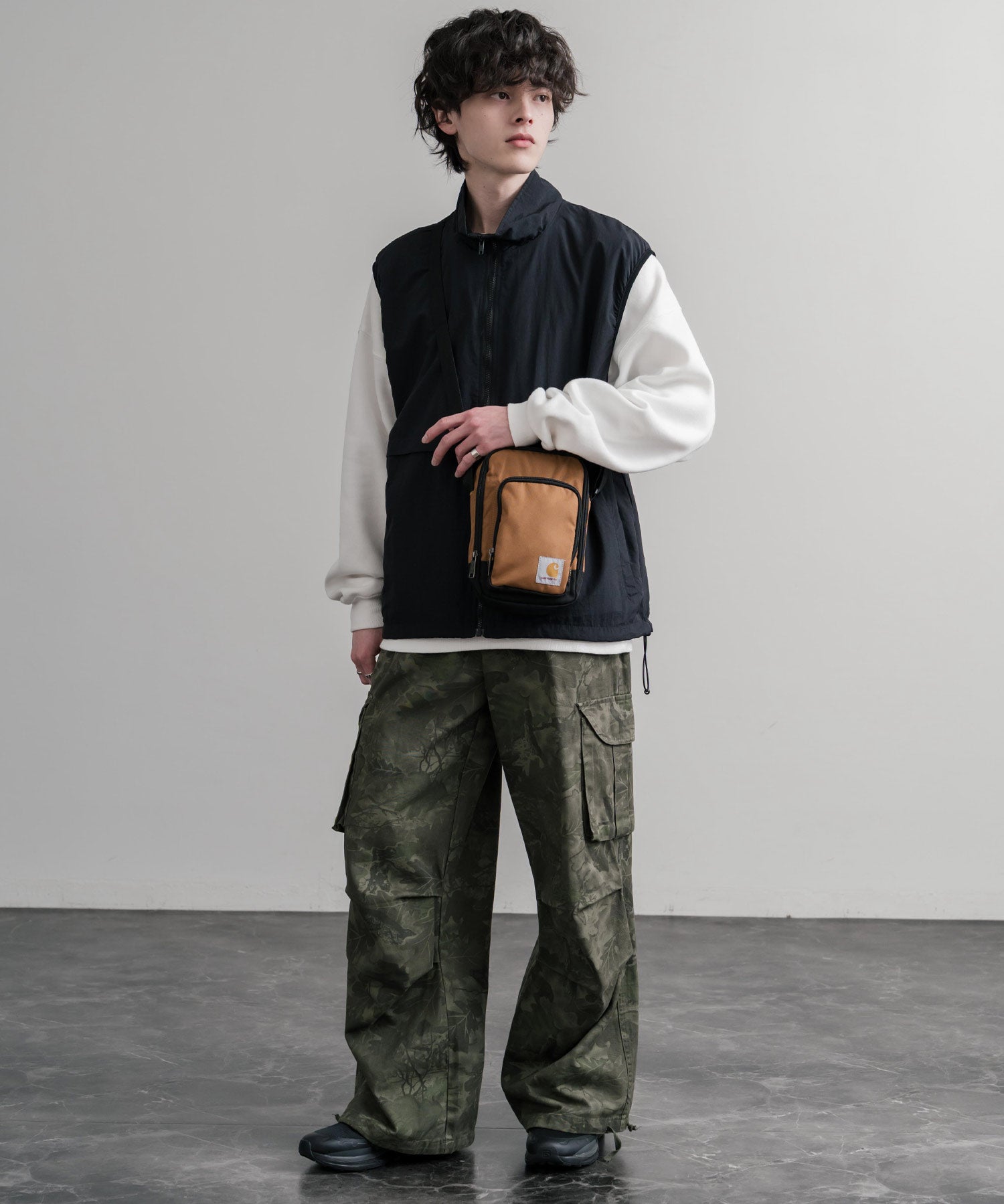 Carhartt カーハート Crossbody Zip Bag 縦型クロスボディバッグ/ワンポイントロゴ斜め掛けショルダーバッグ 15535