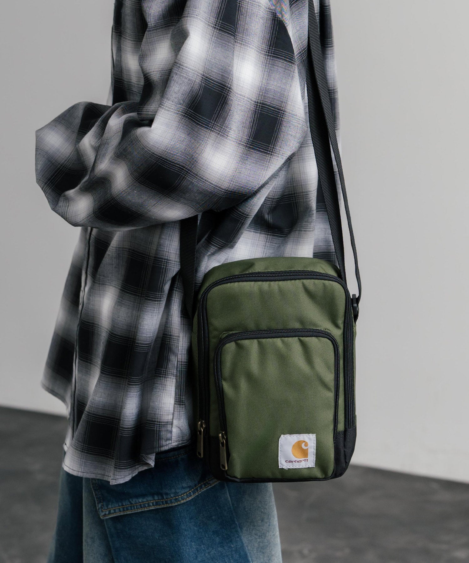 Carhartt カーハート Crossbody Zip Bag 縦型クロスボディバッグ/ワンポイントロゴ斜め掛けショルダーバッグ 15535