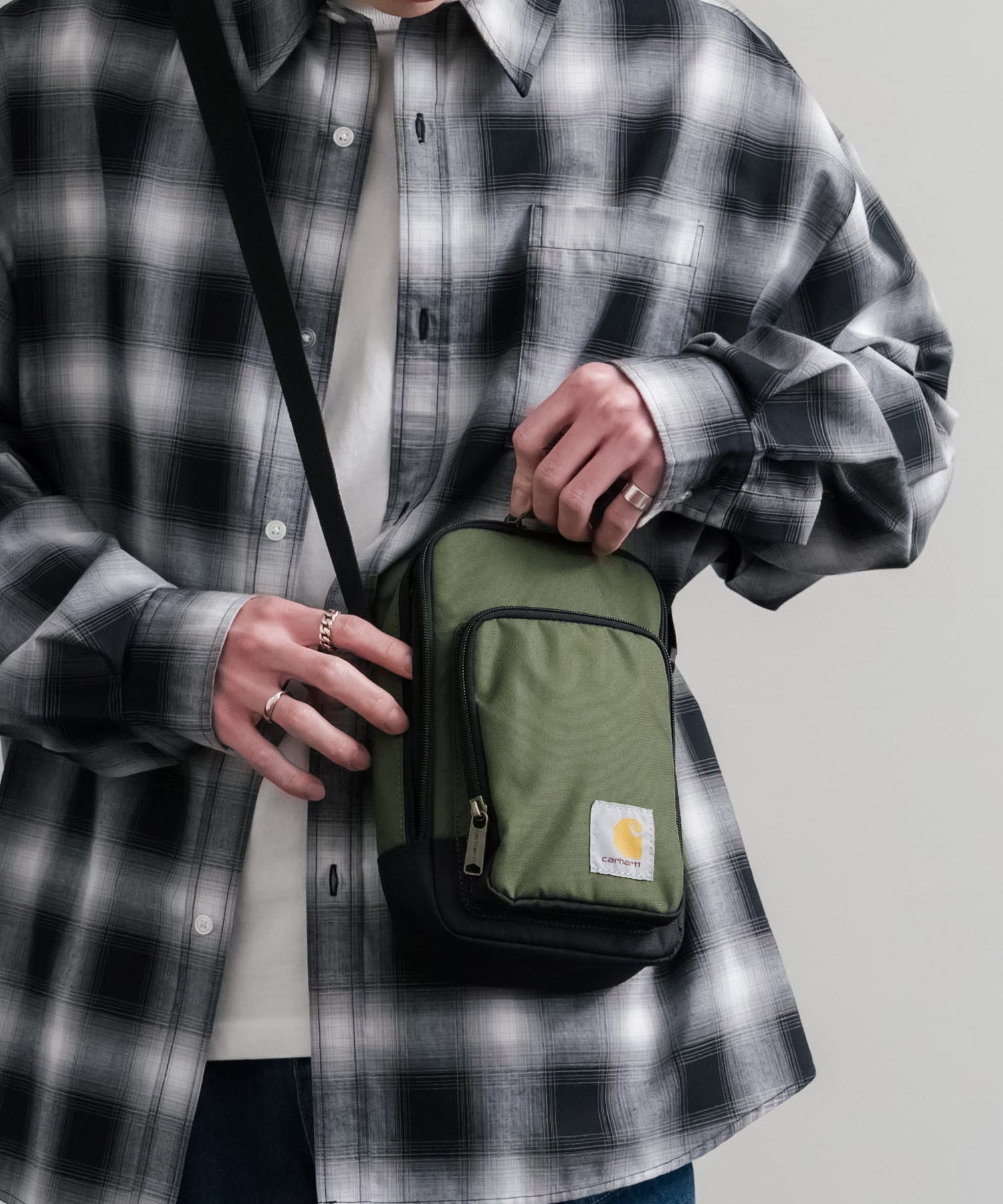Carhartt カーハート Crossbody Zip Bag 縦型クロスボディバッグ/ワンポイントロゴ斜め掛けショルダーバッグ 15535