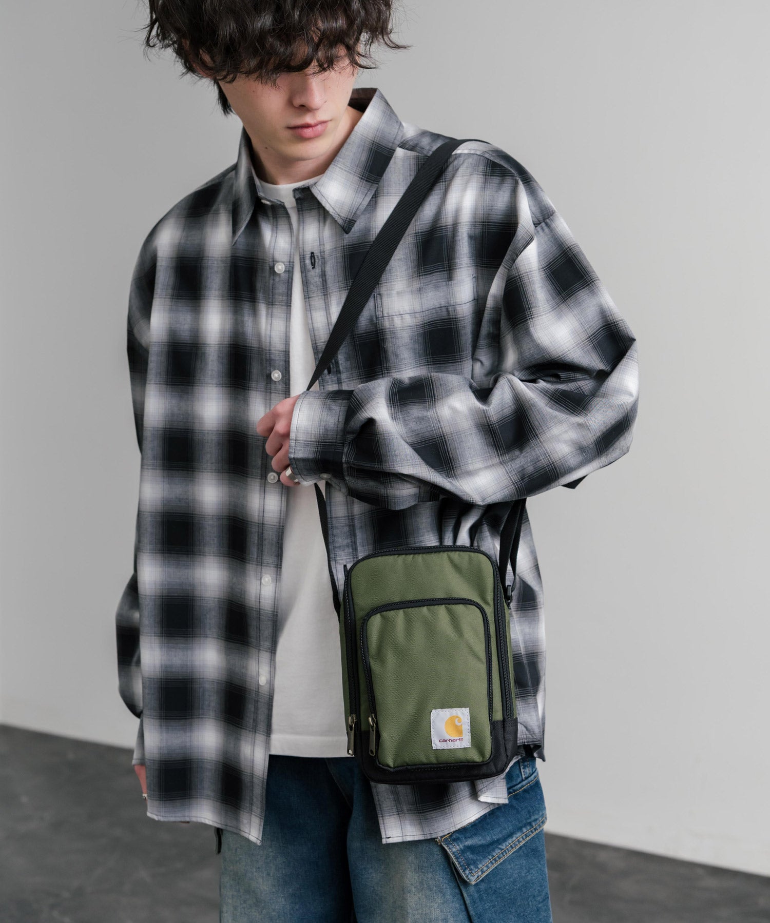 Carhartt カーハート Crossbody Zip Bag 縦型クロスボディバッグ/ワンポイントロゴ斜め掛けショルダーバッグ 15535