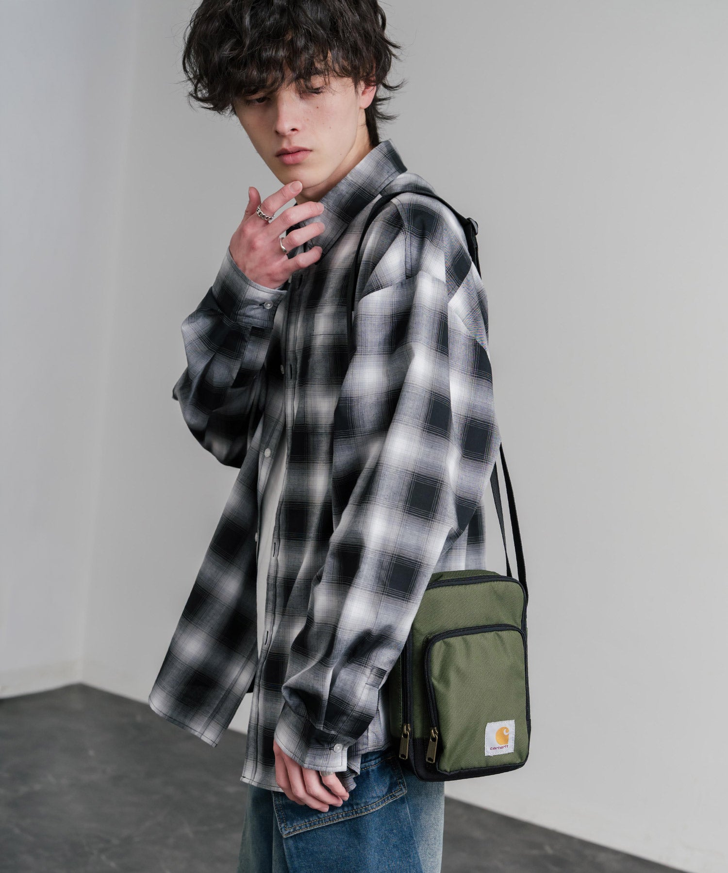 Carhartt カーハート Crossbody Zip Bag 縦型クロスボディバッグ/ワンポイントロゴ斜め掛けショルダーバッグ 15535