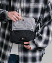 Carhartt カーハート Crossbody Horizontal Bag 横型クロスボディバッグ/ワンポイントロゴ斜め掛けショルダーバッグ 15536