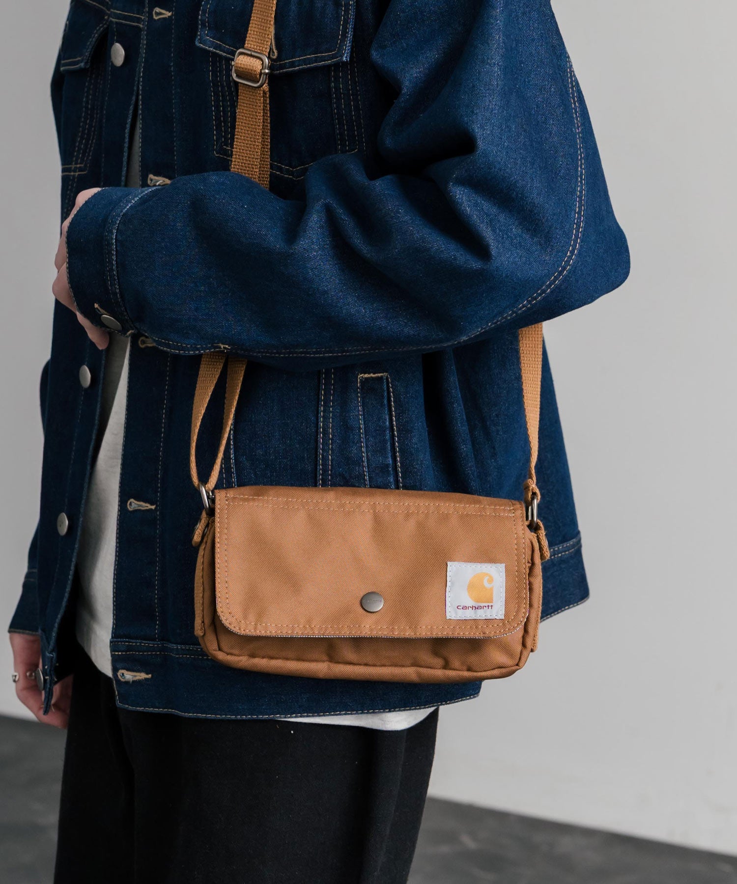 Carhartt カーハート Crossbody Horizontal Bag 横型クロスボディバッグ/ワンポイントロゴ斜め掛けショルダーバッグ 15536