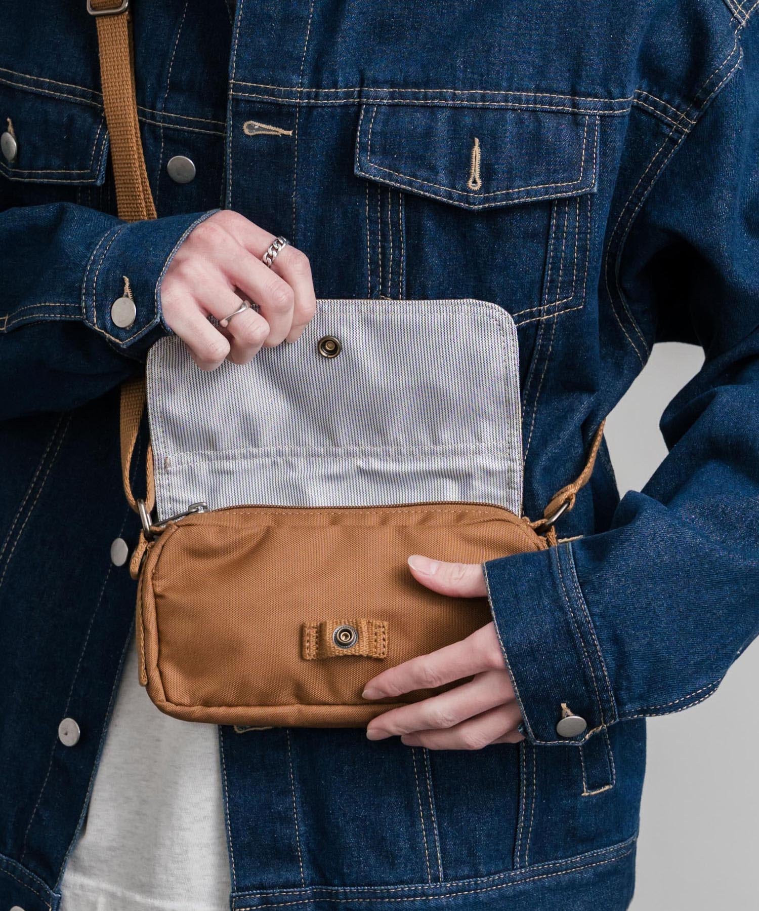 Carhartt カーハート Crossbody Horizontal Bag 横型クロスボディバッグ/ワンポイントロゴ斜め掛けショルダーバッグ 15536