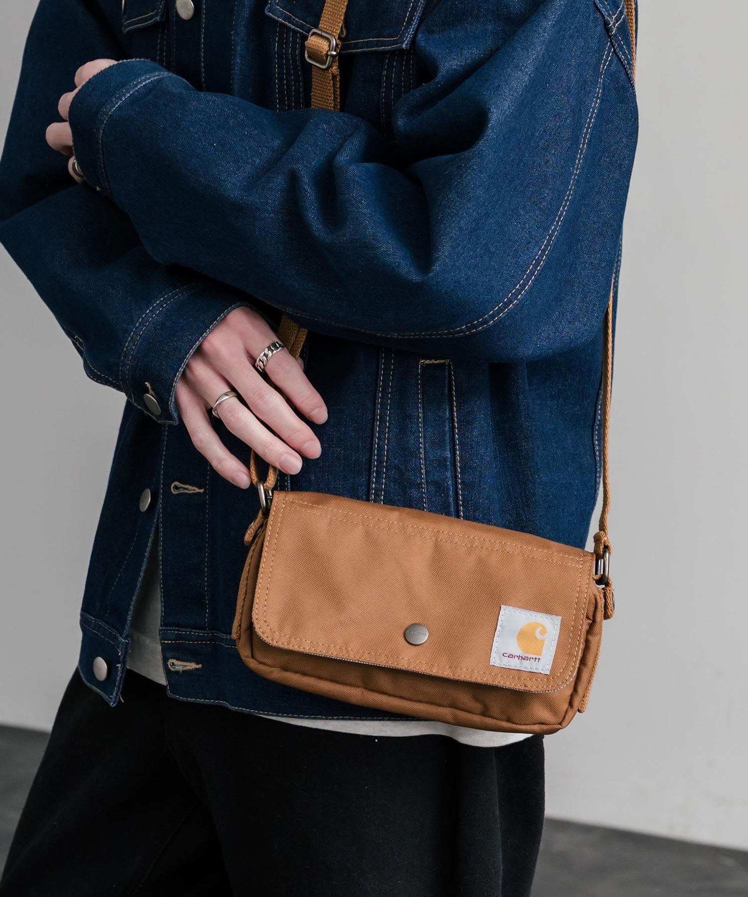Carhartt カーハート Crossbody Horizontal Bag 横型クロスボディバッグ/ワンポイントロゴ斜め掛けショルダーバッグ 15536