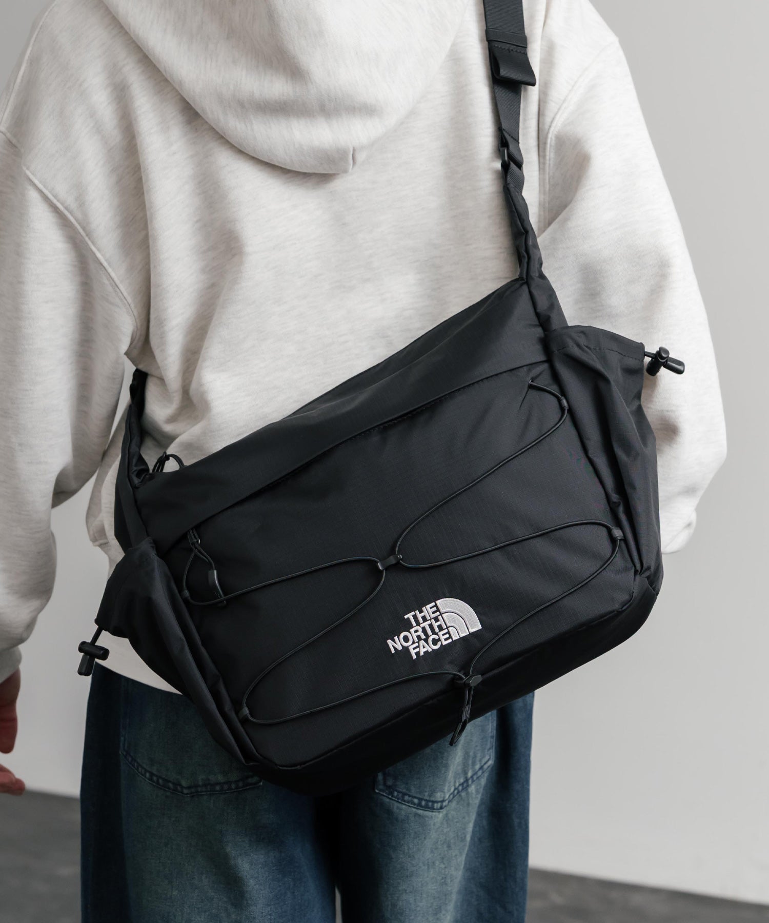 Aki様タグ付き THE NORTH FACE メッセンジャーバッグ ブラック THE NORTH FACE ザ・ノースフェイス BOREALIS SOFT MESSENGER