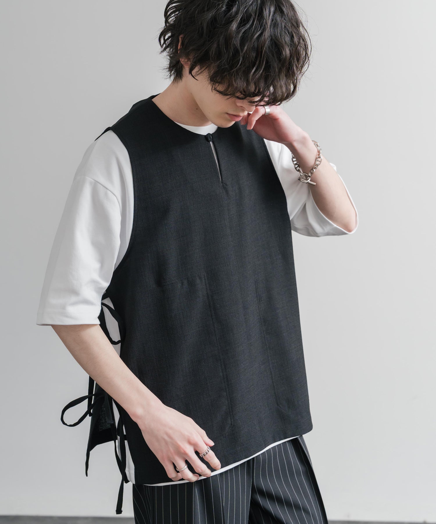 Upscape Audience 日本製/国産Reflax TECH リネンライクキャンバス キーネックプルオーバーエプロンベスト AUD7394 15861