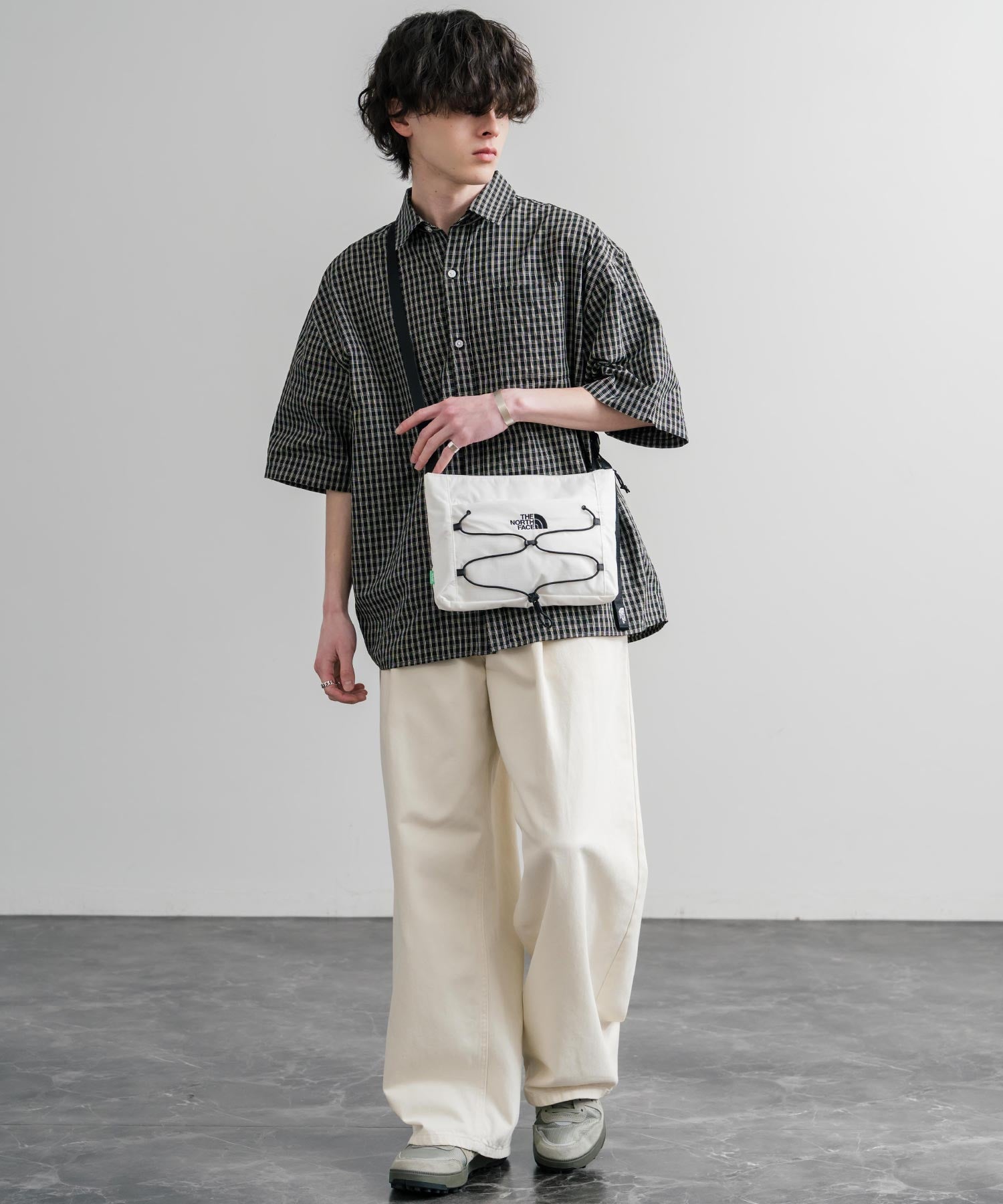 【ろこ】 モノトーンバッグ MONOROWのモダンミニマルなLINE BLACKバッグ