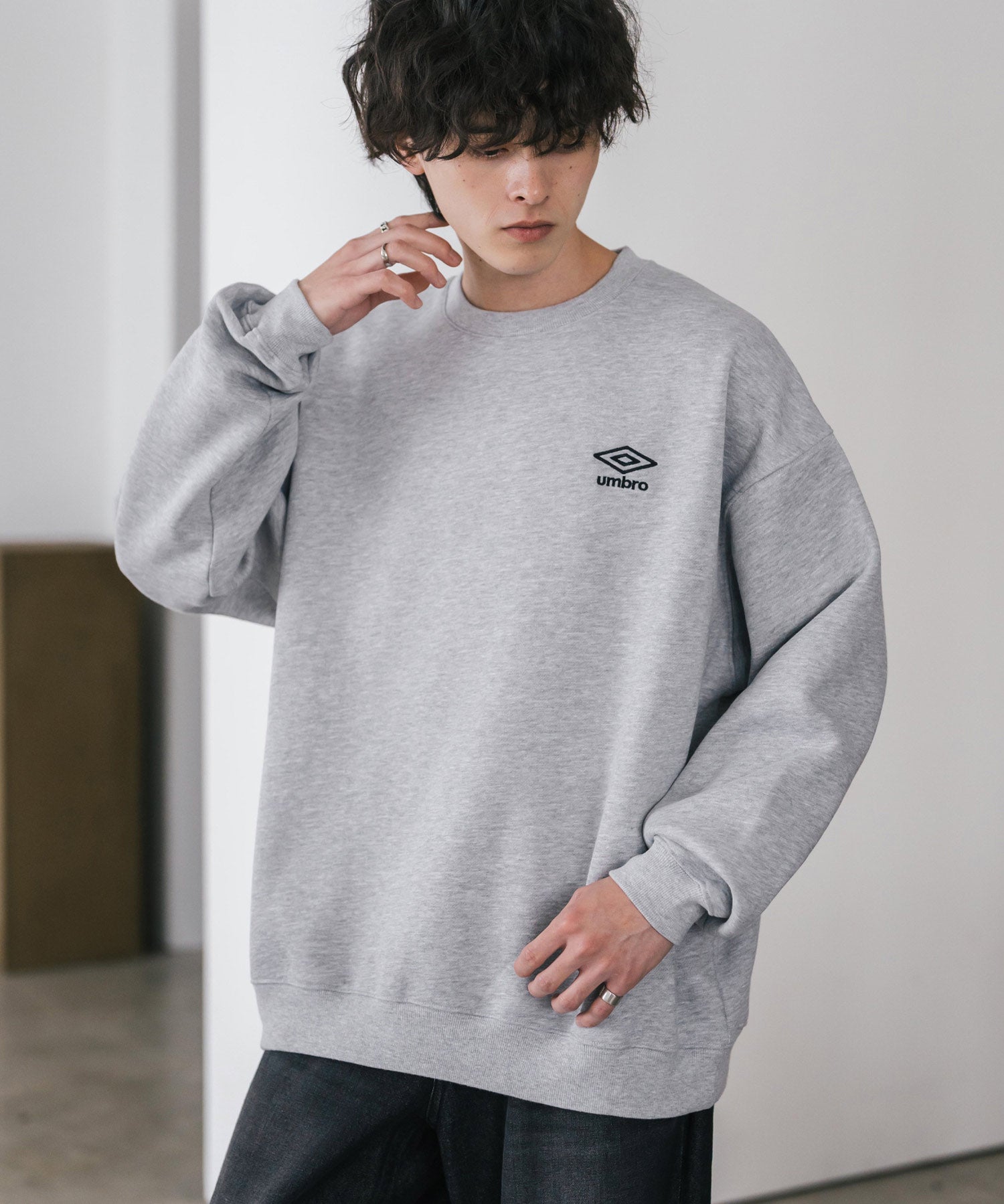 UMBRO アンブロ 別注コラボ オーバーサイズ裏起毛ワンポイントロゴ刺繍クルーネック長袖スウェット 16031