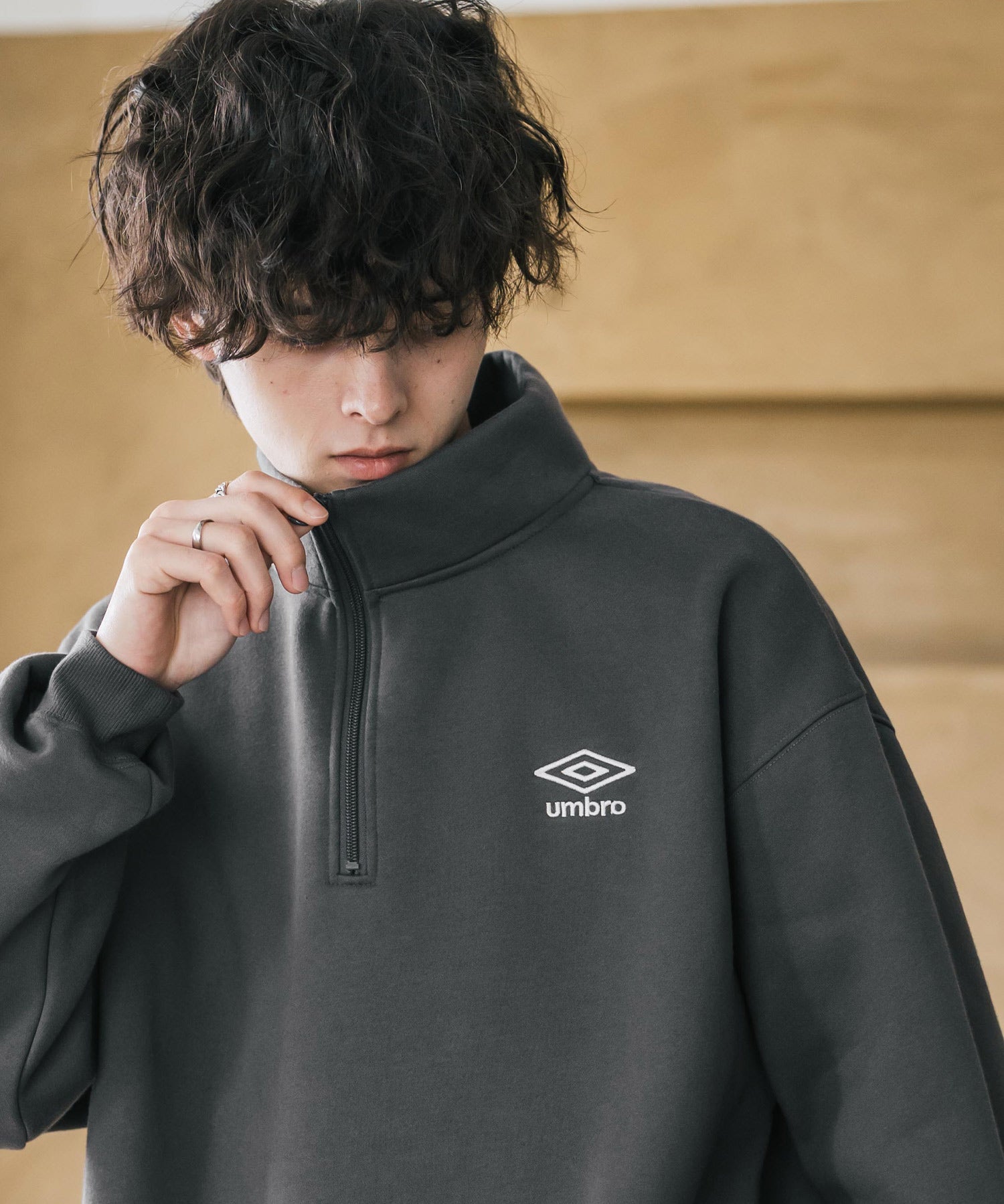 UMBRO アンブロ 別注コラボ オーバーサイズ裏起毛ワンポイントロゴ刺繍ハーフジップ長袖スウェット 16032