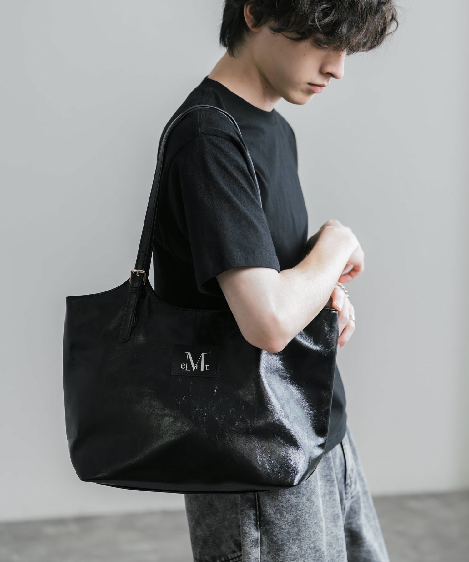 MUCENT ムセント ARMAND FRONT BUCKLE LEATHER SHOULDER BAG UNISEX PUレザーバッグ 16040