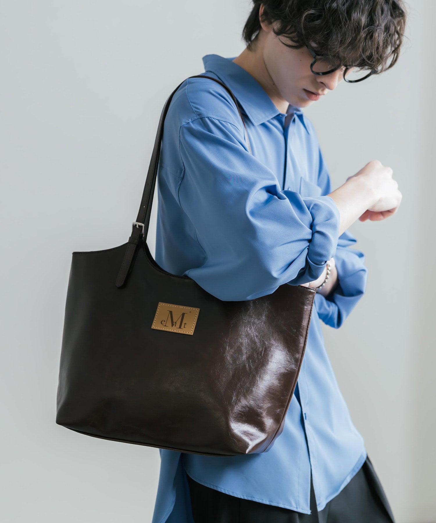 MUCENT ムセント ARMAND FRONT BUCKLE LEATHER SHOULDER BAG UNISEX PUレザーバッグ 16040