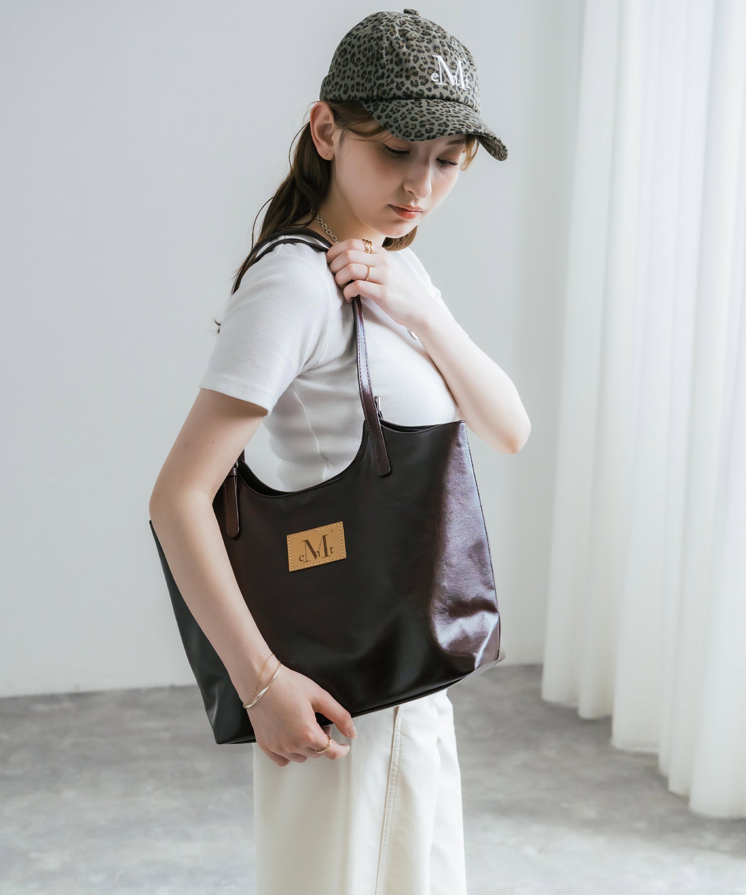 MUCENT ムセント ARMAND FRONT BUCKLE LEATHER SHOULDER BAG UNISEX PUレザーバッグ 16040