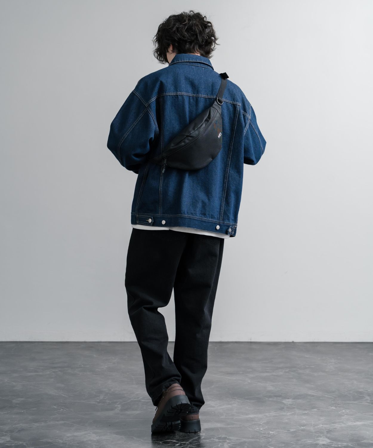 MEI メイ STANDARD MOON SHOULDE ワンポイントロゴ刺繍三日月型ボディ