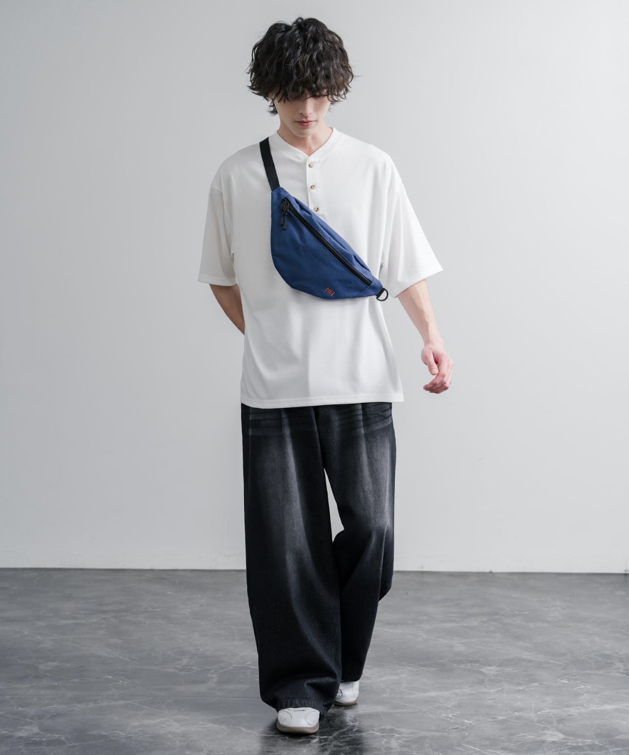 MEI メイ STANDARD MOON SHOULDE ワンポイントロゴ刺繍三日月型ボディ