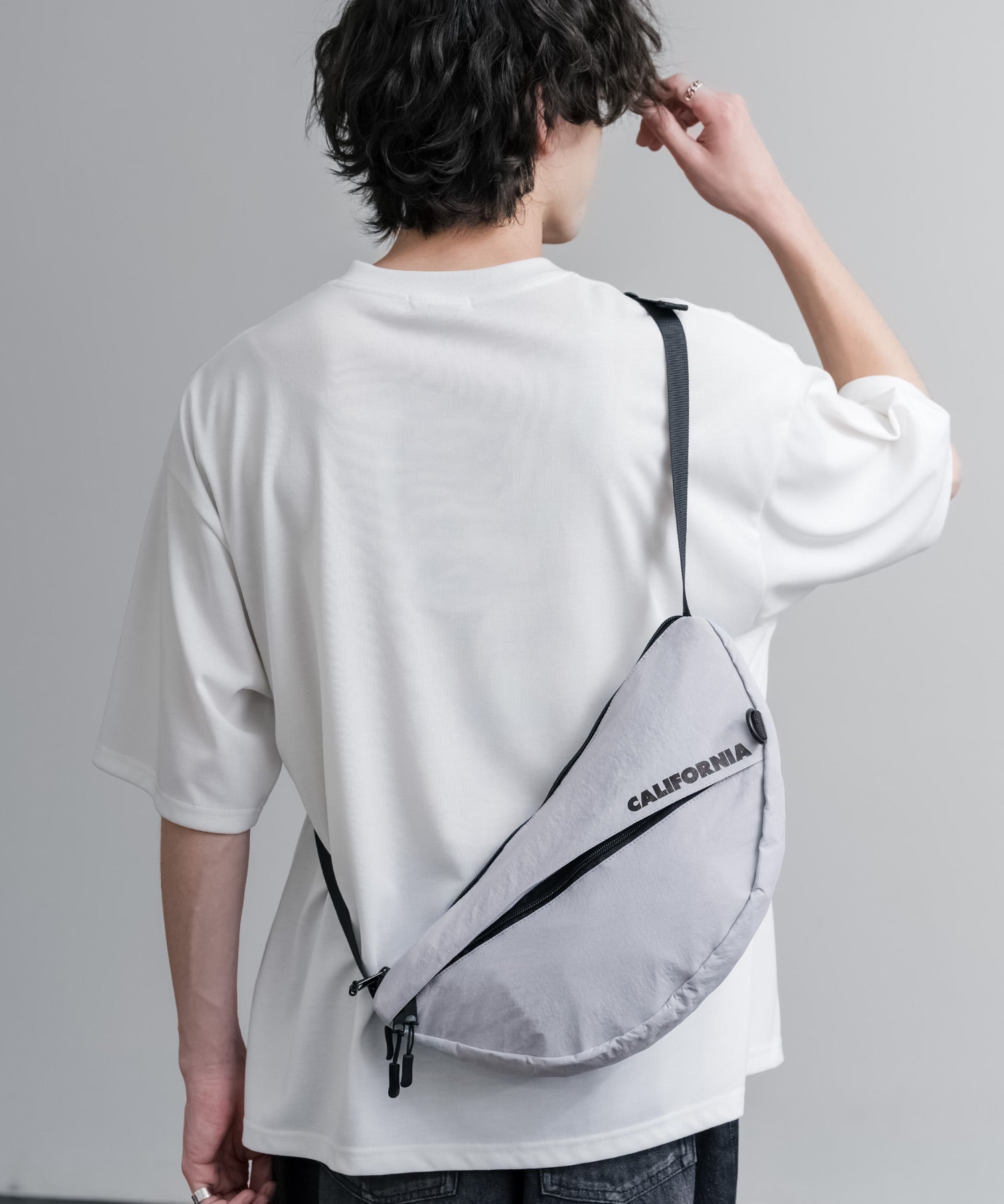 MEI メイ BOTTOM LINE SHOULDER ワンポイントロゴ刺繍三日月型ショルダーバッグ 16195