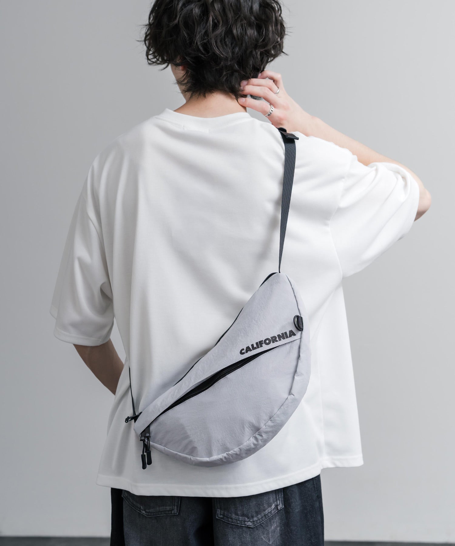 MEI メイ BOTTOM LINE SHOULDER ワンポイントロゴ刺繍三日月型ショルダーバッグ 16195