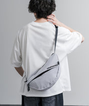 MEI メイ BOTTOM LINE SHOULDER ワンポイントロゴ刺繍三日月型ショルダーバッグ 16195