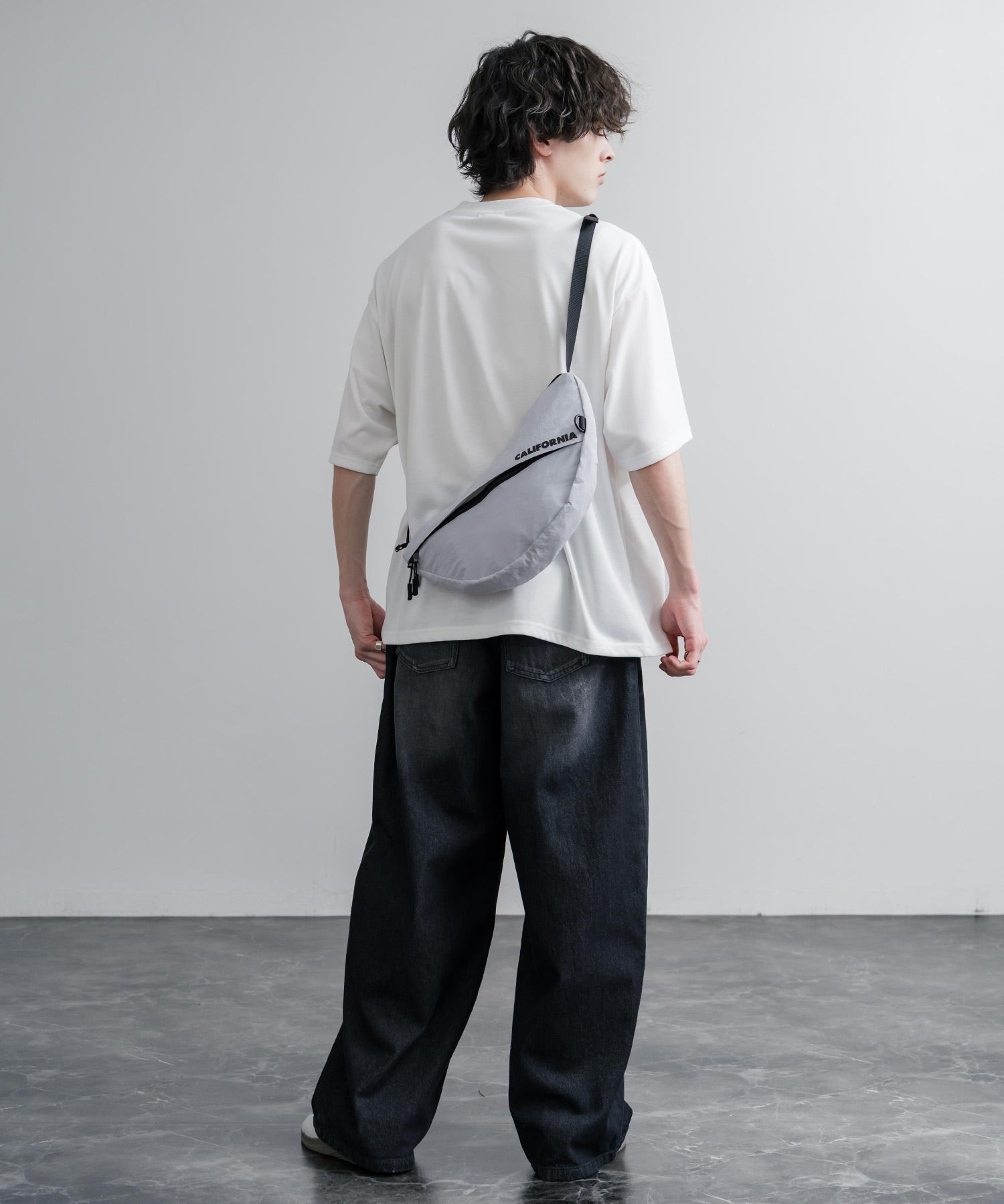 MEI メイ BOTTOM LINE SHOULDER ワンポイントロゴ刺繍三日月型ショルダーバッグ 16195