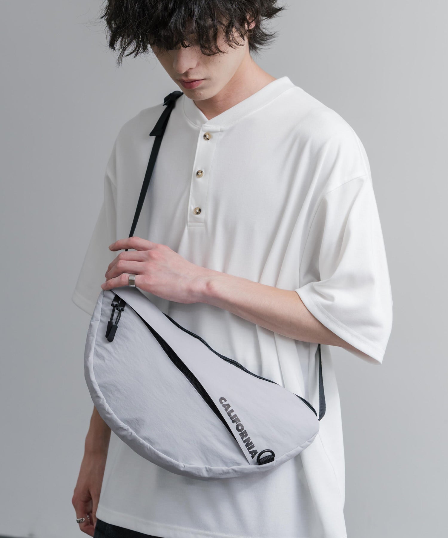 MEI メイ BOTTOM LINE SHOULDER ワンポイントロゴ刺繍三日月型ショルダーバッグ 16195