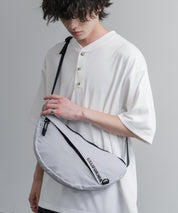 MEI メイ BOTTOM LINE SHOULDER ワンポイントロゴ刺繍三日月型ショルダーバッグ 16195