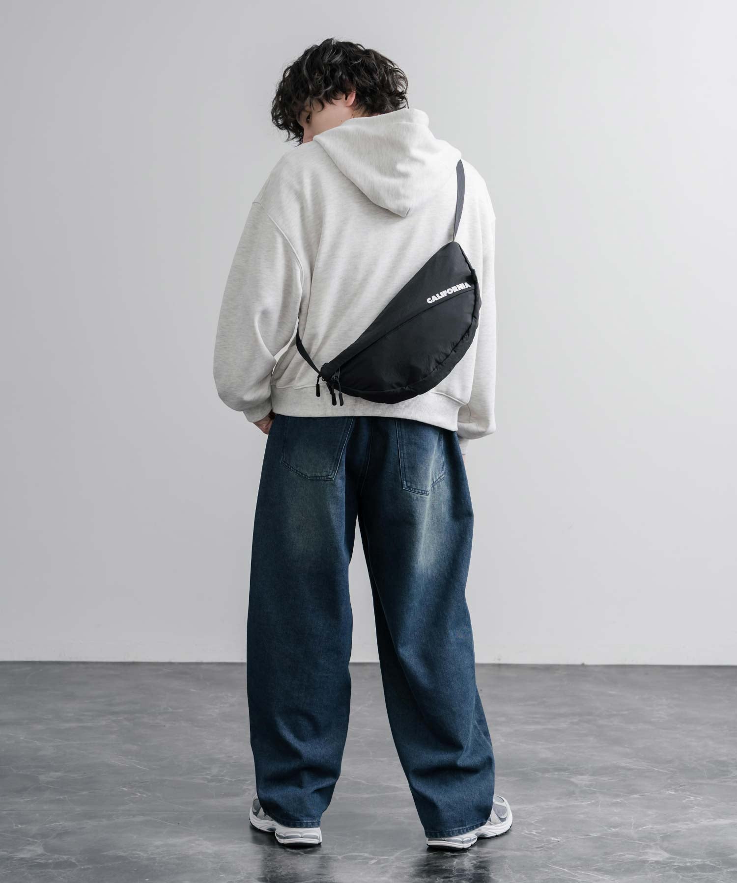 MEI メイ BOTTOM LINE SHOULDER ワンポイントロゴ刺繍三日月型ショルダーバッグ 16195