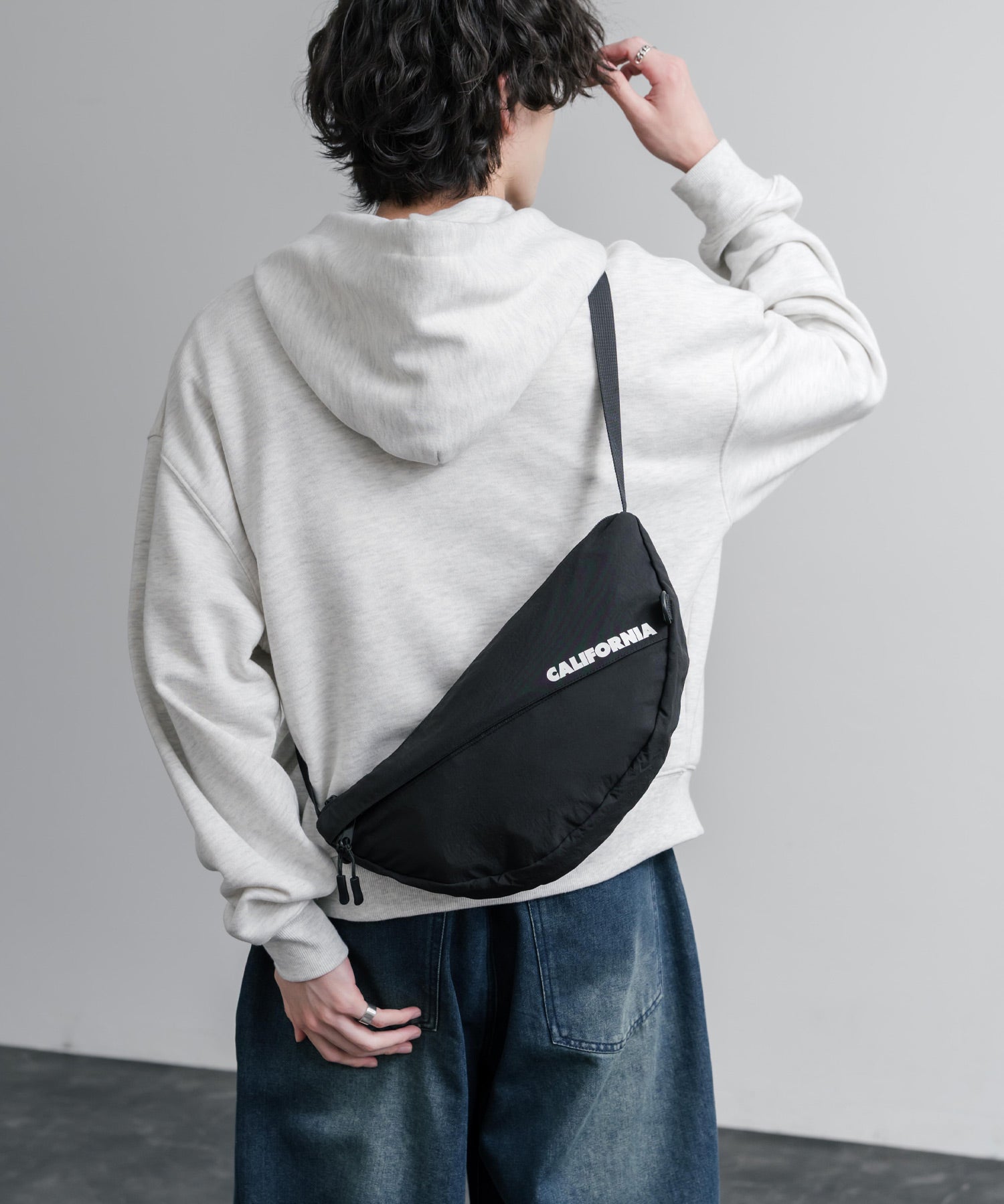 MEI メイ BOTTOM LINE SHOULDER ワンポイントロゴ刺繍三日月型ショルダーバッグ 16195