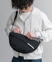 MEI メイ BOTTOM LINE SHOULDER ワンポイントロゴ刺繍三日月型ショルダーバッグ 16195