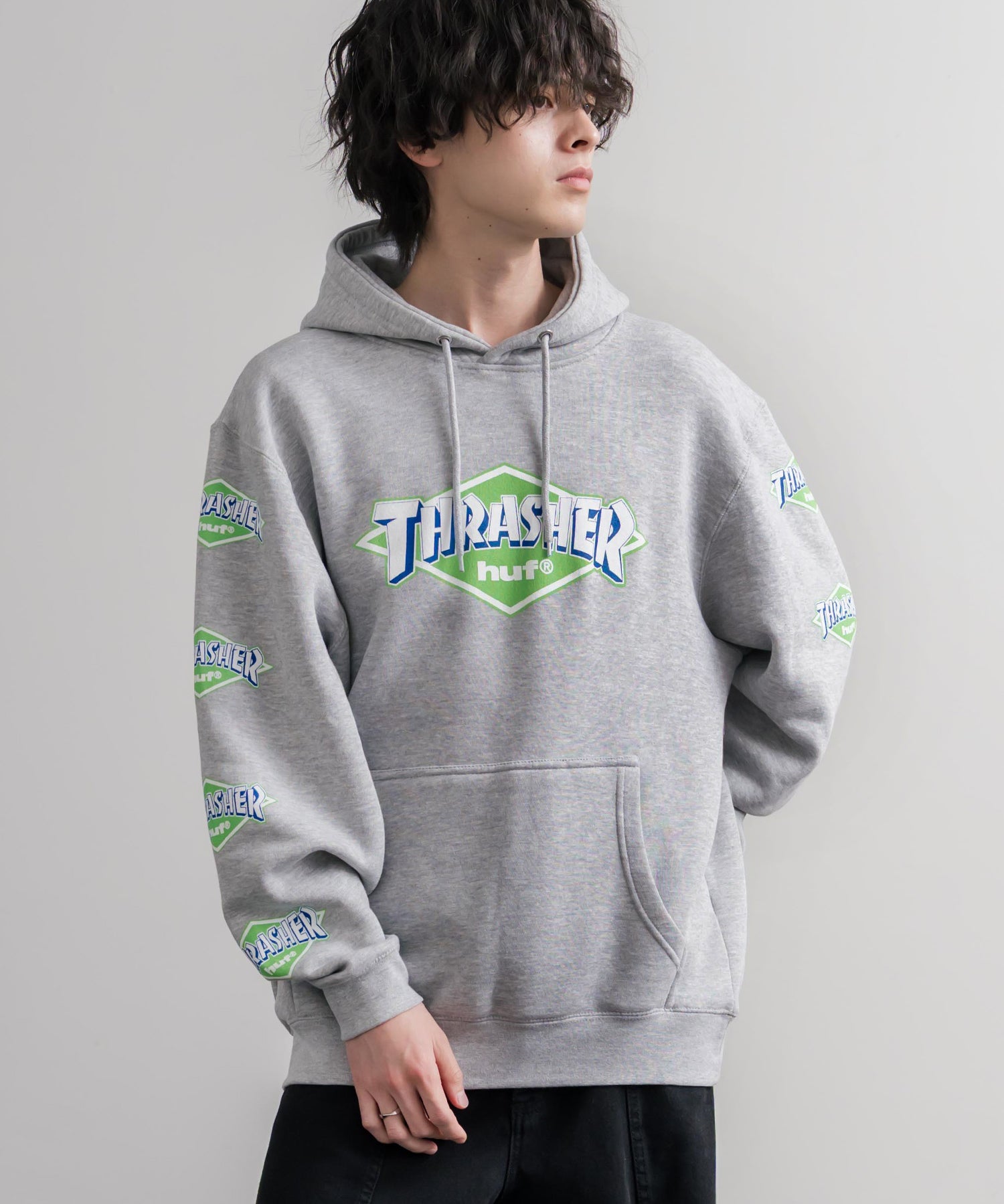 HUF ハフ オーバーサイズ裏起毛THRASHER袖プリントプルオーバーパーカー 16480